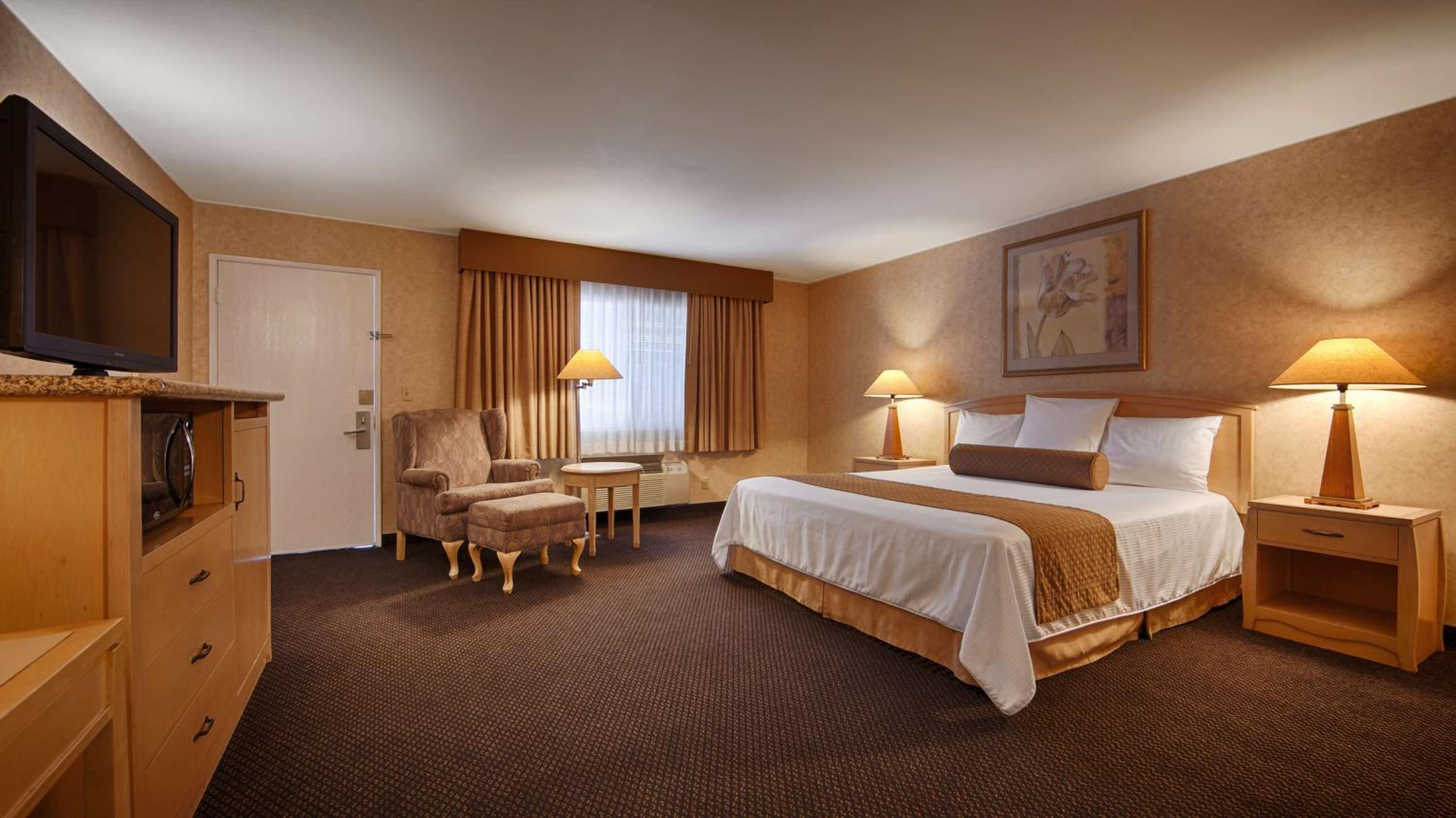King Room - Non-Smoking - Photo 5