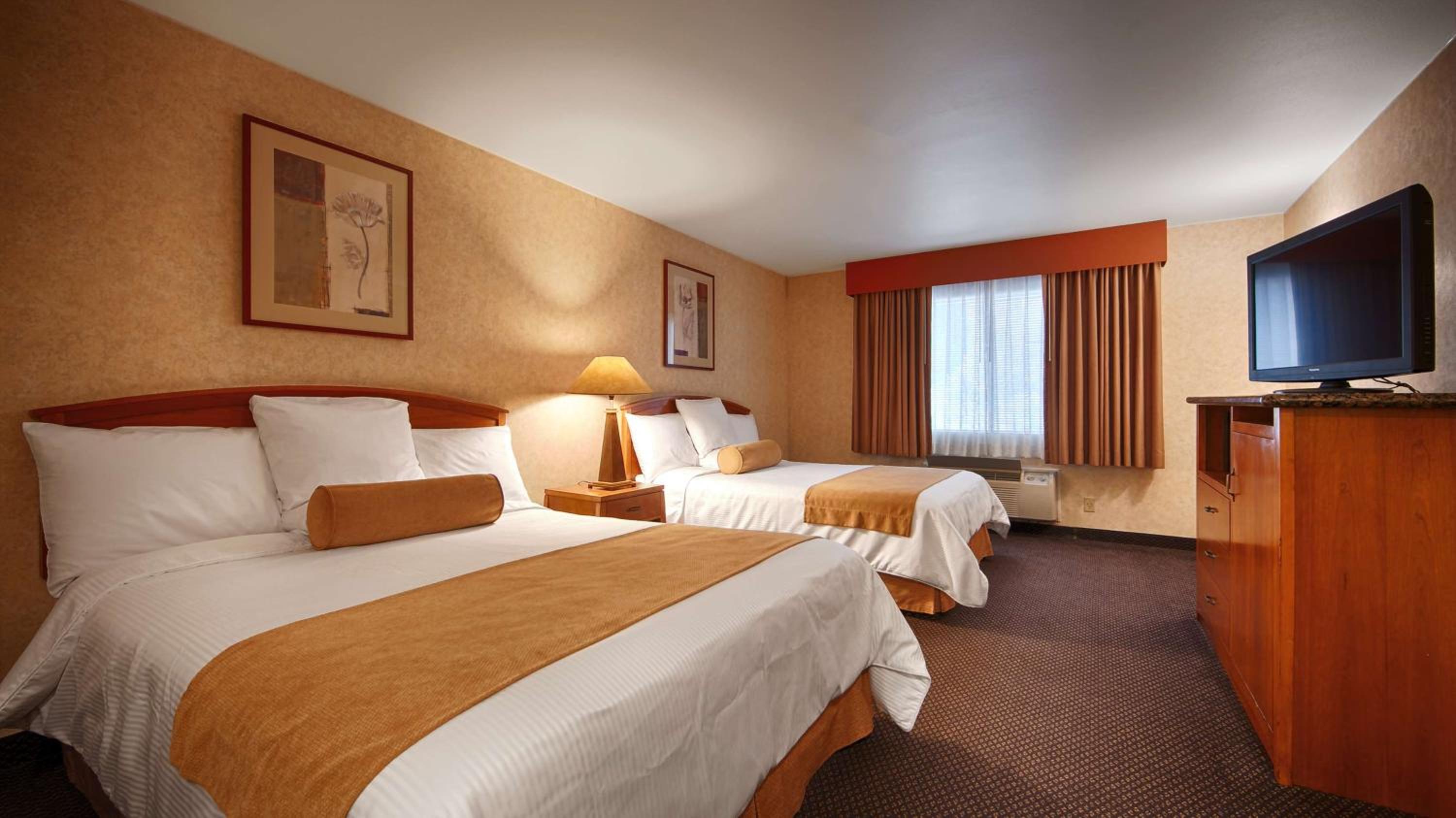 Queen Room with Two Queen Beds - Non-Smoking - Photo 1
