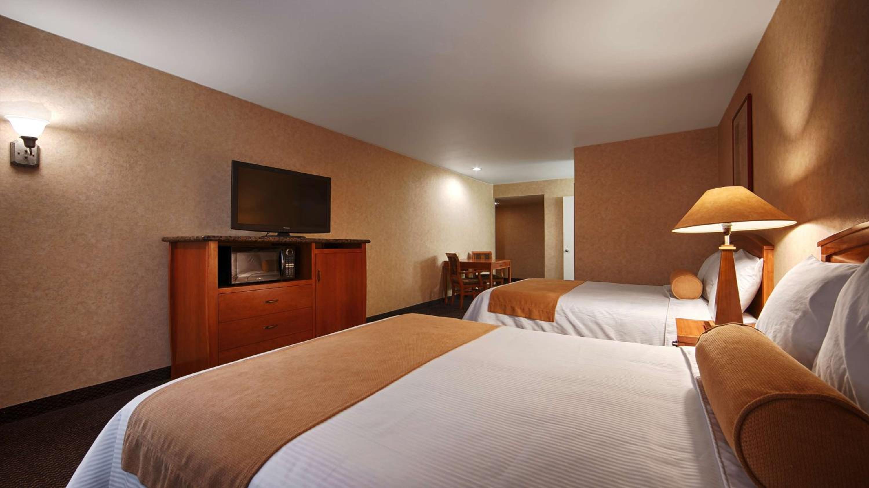 Queen Room with Two Queen Beds - Non-Smoking - Photo 6