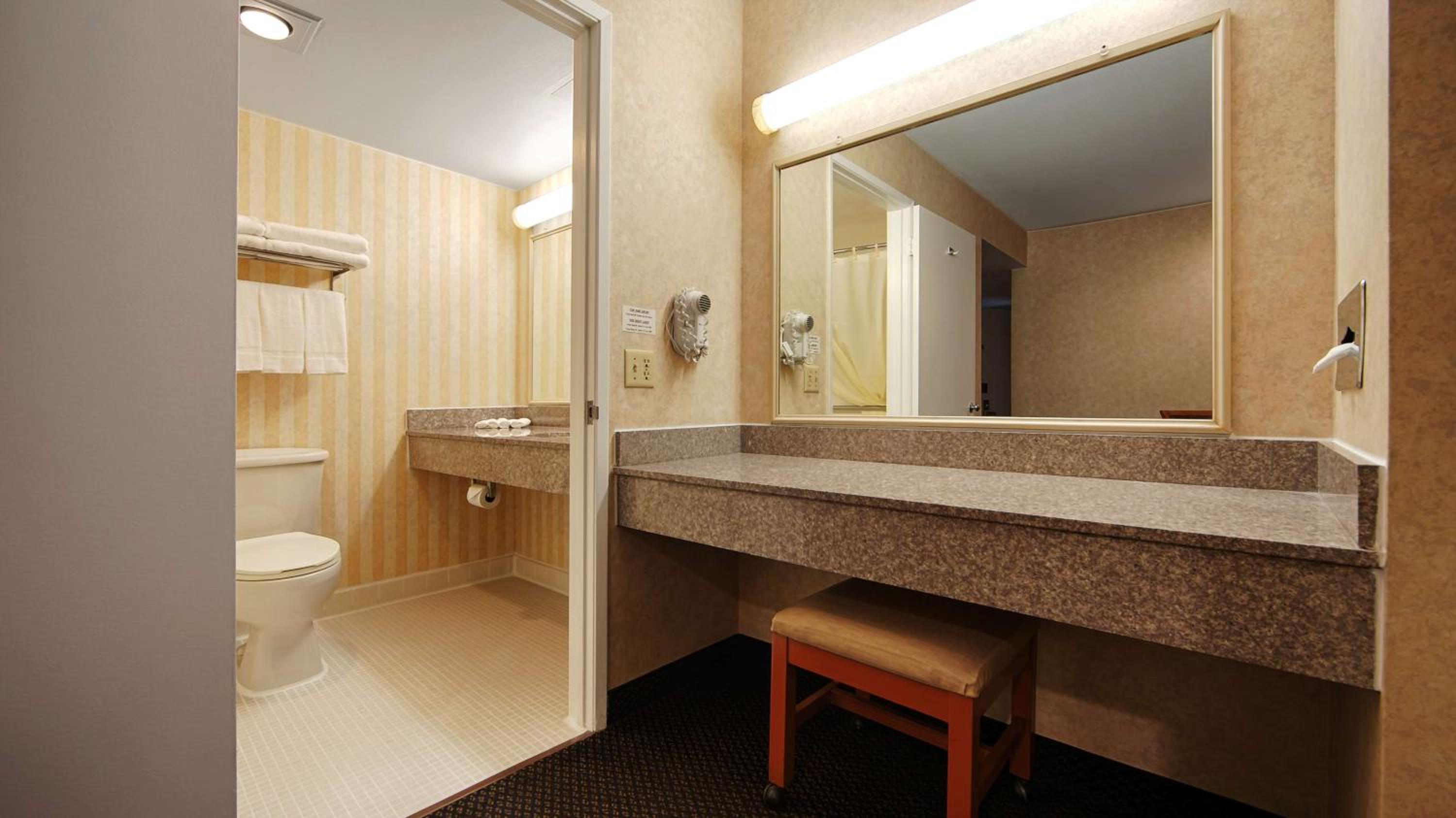 King Room - Non-Smoking - Photo 2