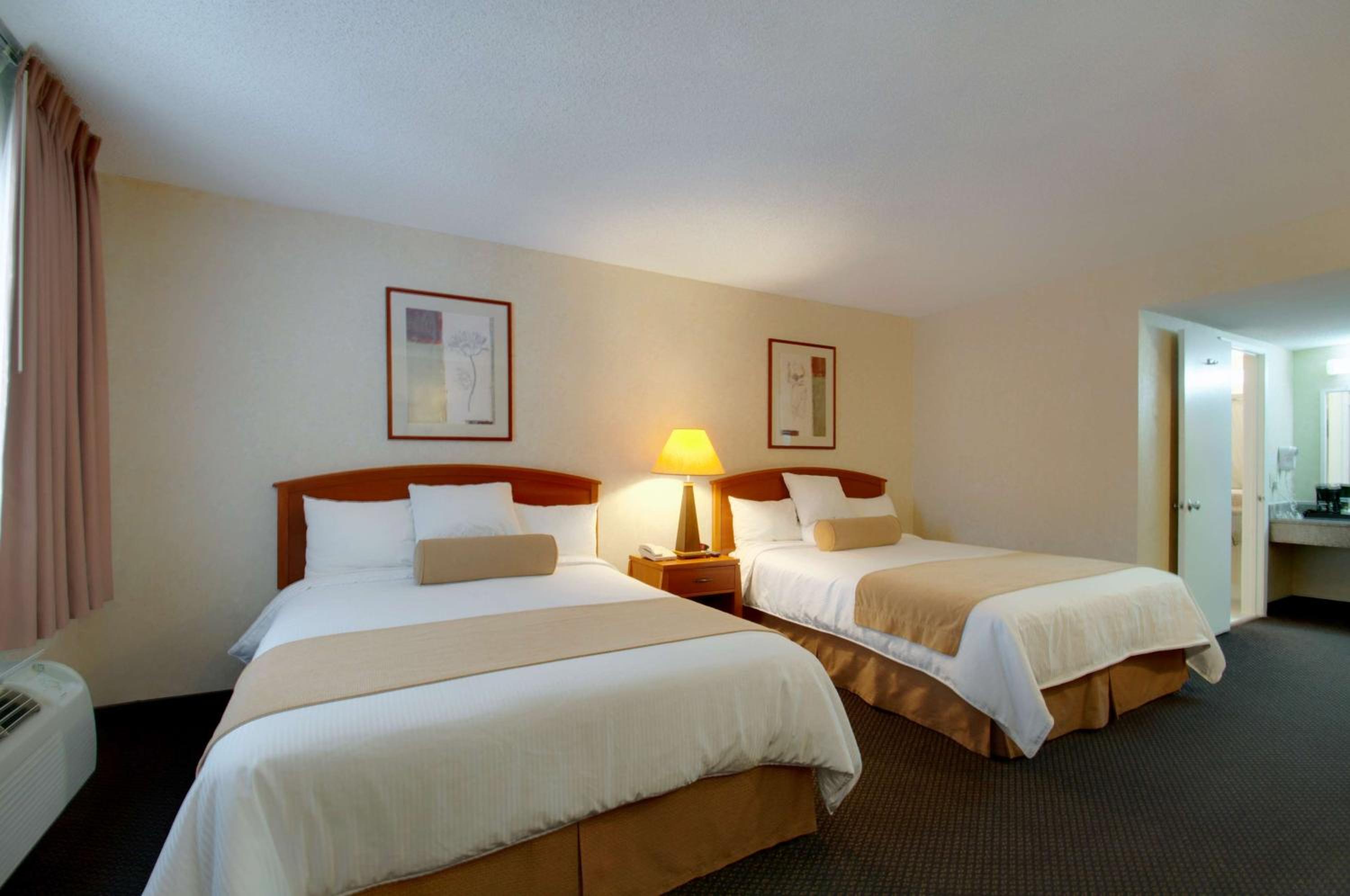 Queen Room with Two Queen Beds - Non-Smoking - Photo 2