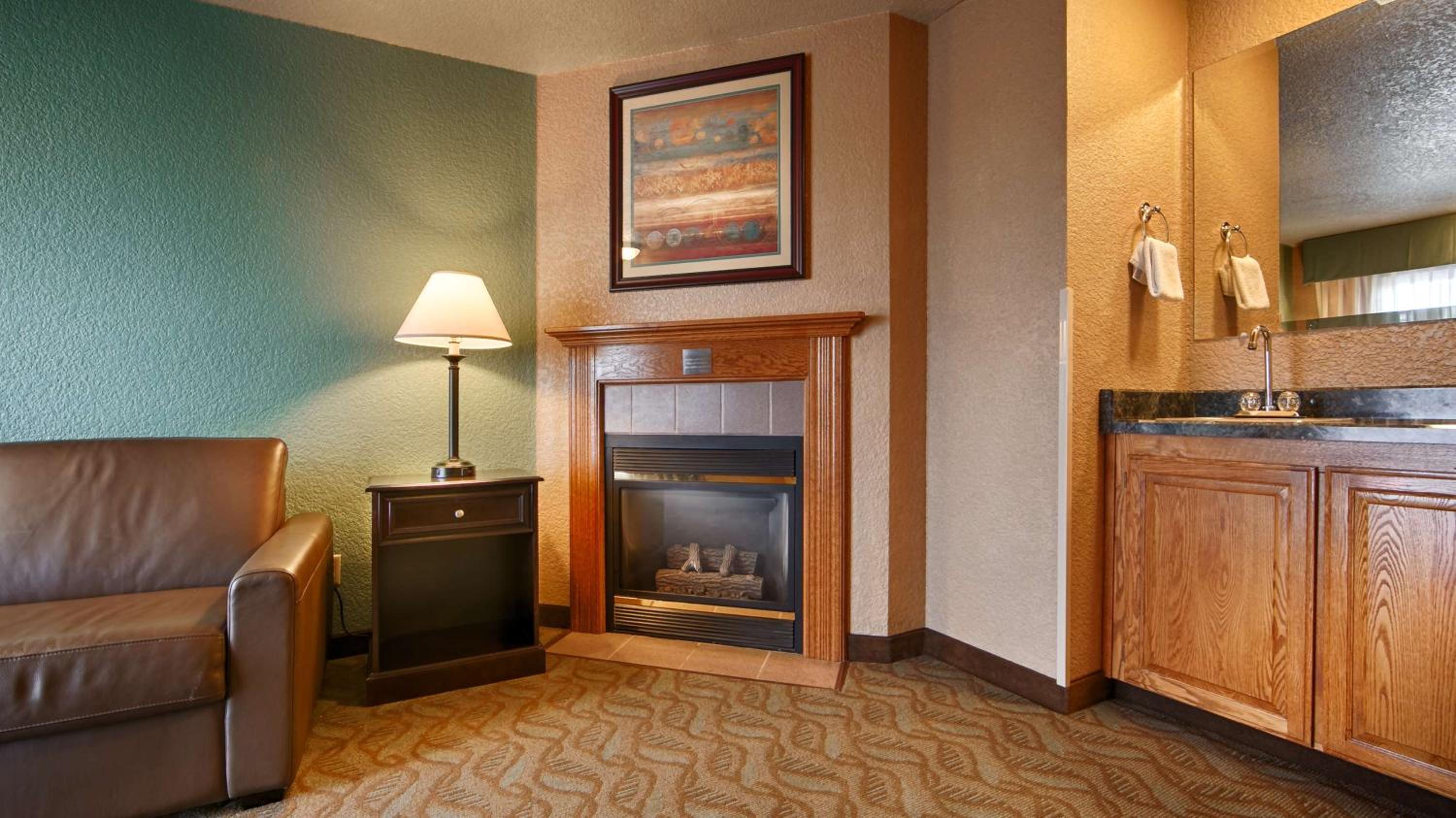Queen Suite with Sofa Bed - Non-Smoking photo 3