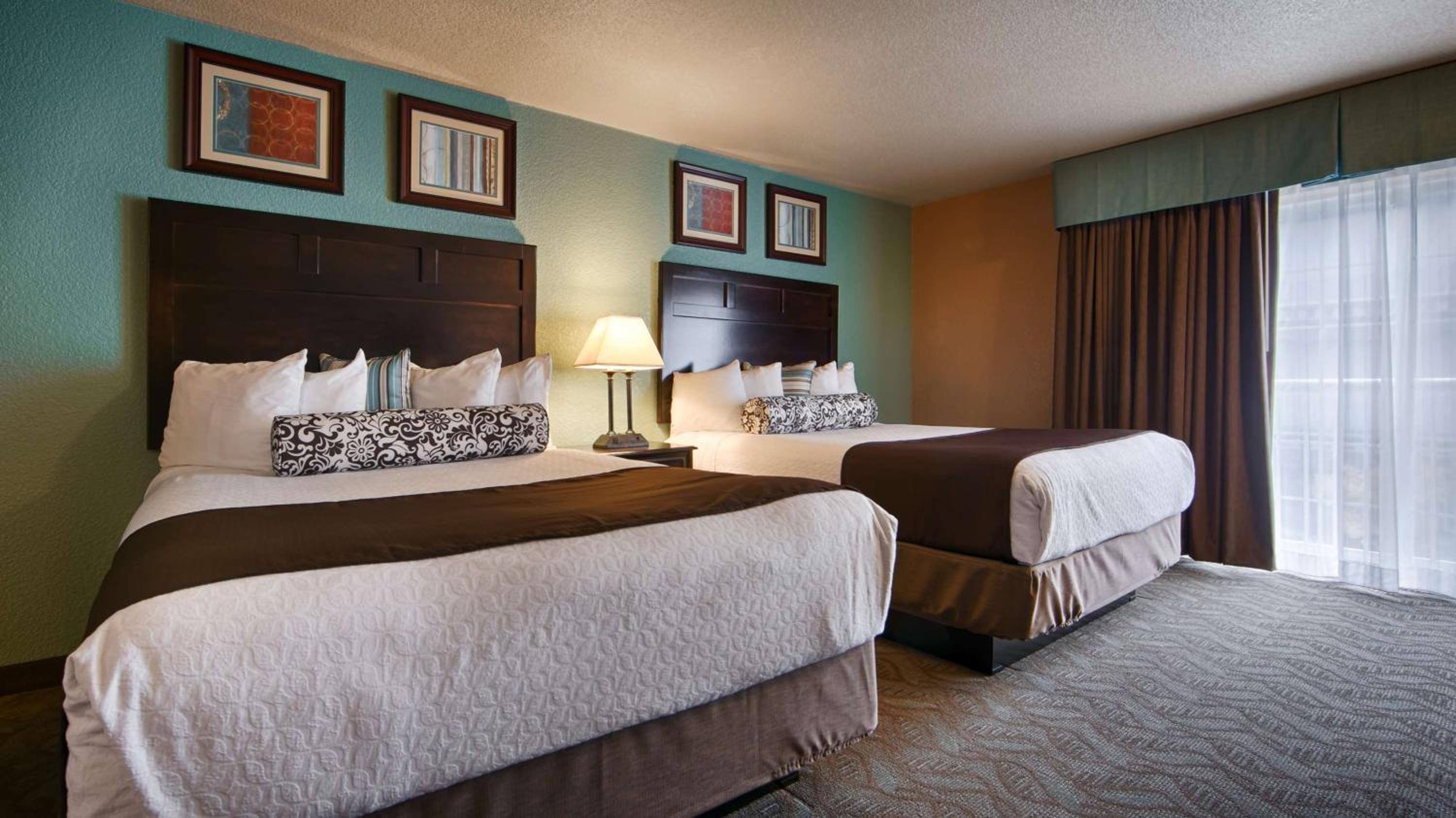 Queen Room with Two Queen Beds photo 2