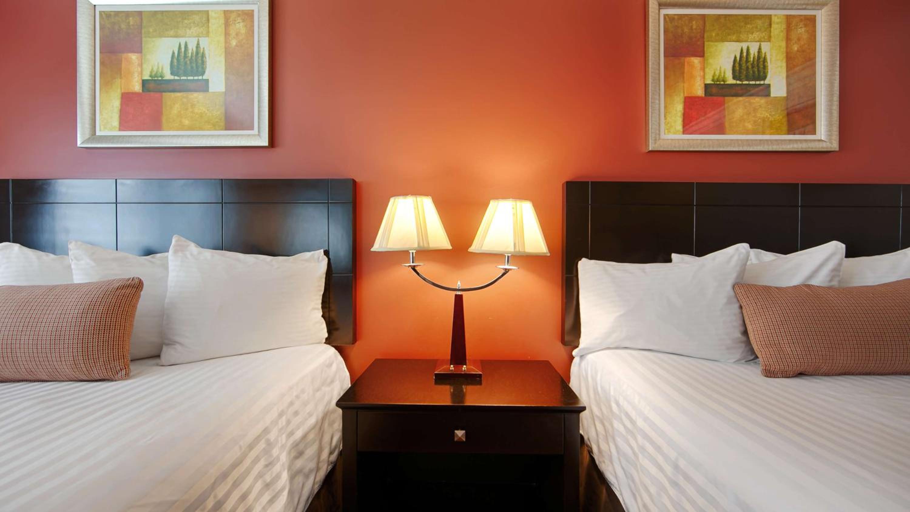 Queen Room with Two Queen Beds thumbnail 5