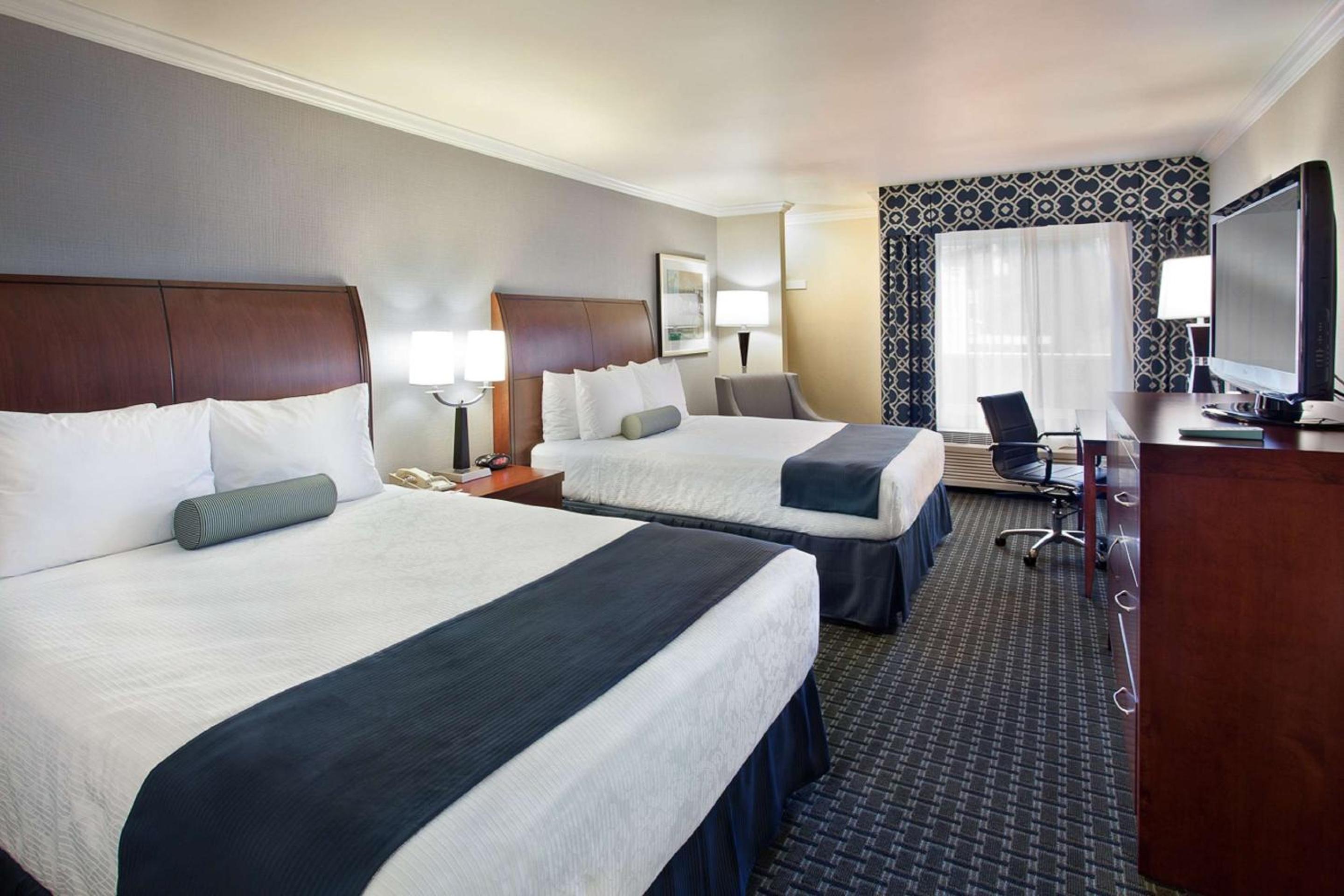 Large Queen Room with Two Queen Beds - Non-Smoking - Photo 1