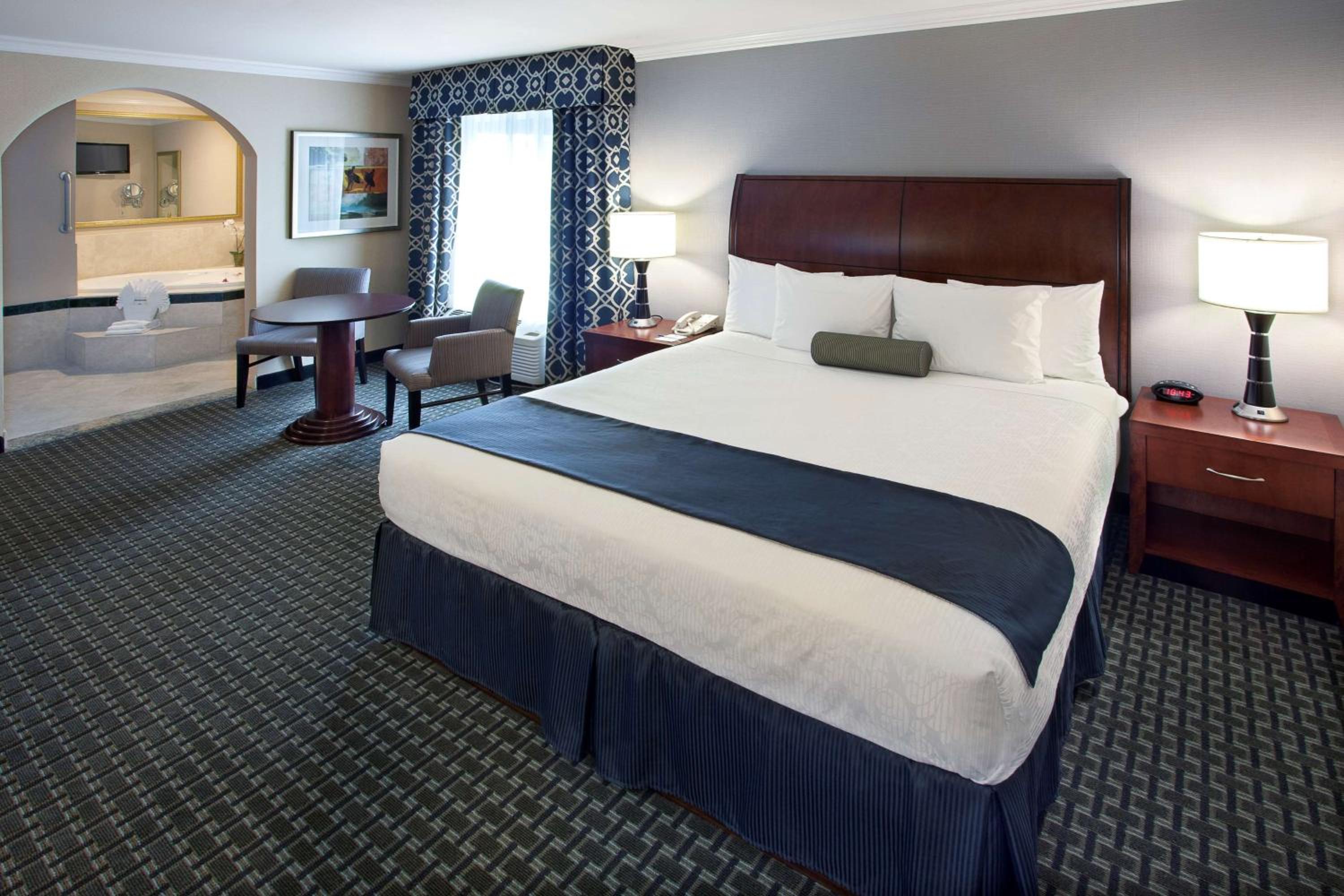 King Suite with Spa Bath - Non-Smoking - Photo 2