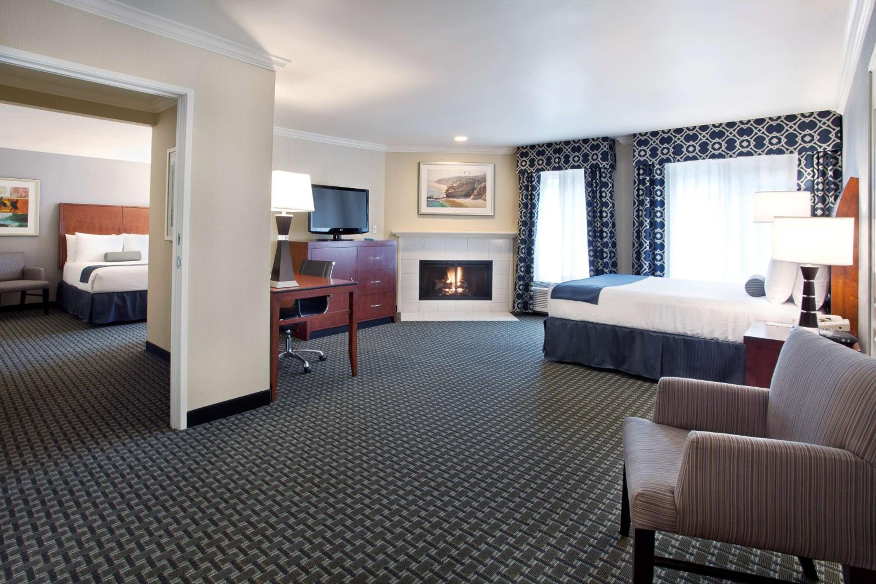 Large Queen Room with Fireplace - Non-Smoking - Photo 1