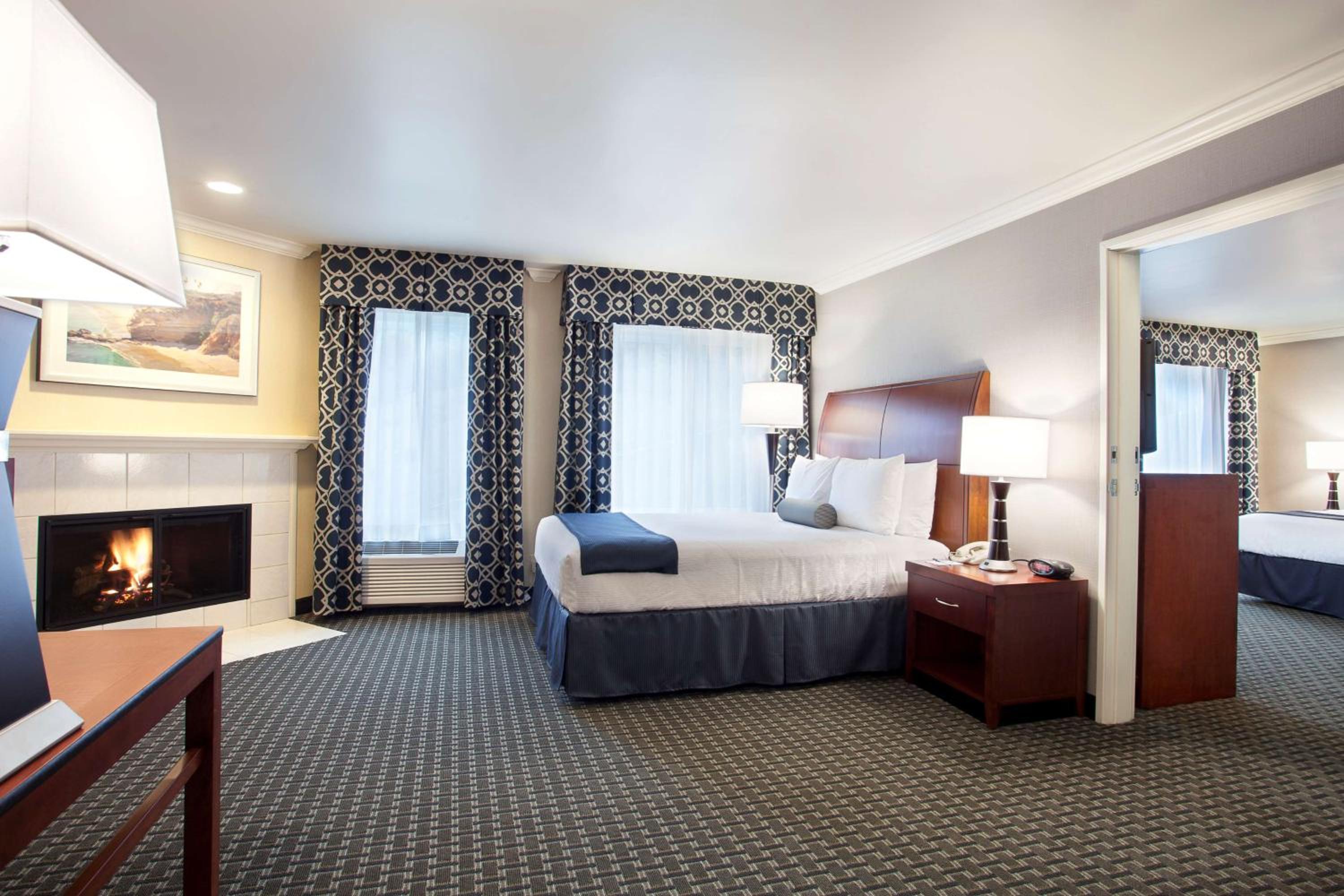 Large Queen Room with Fireplace - Non-Smoking - Photo 3