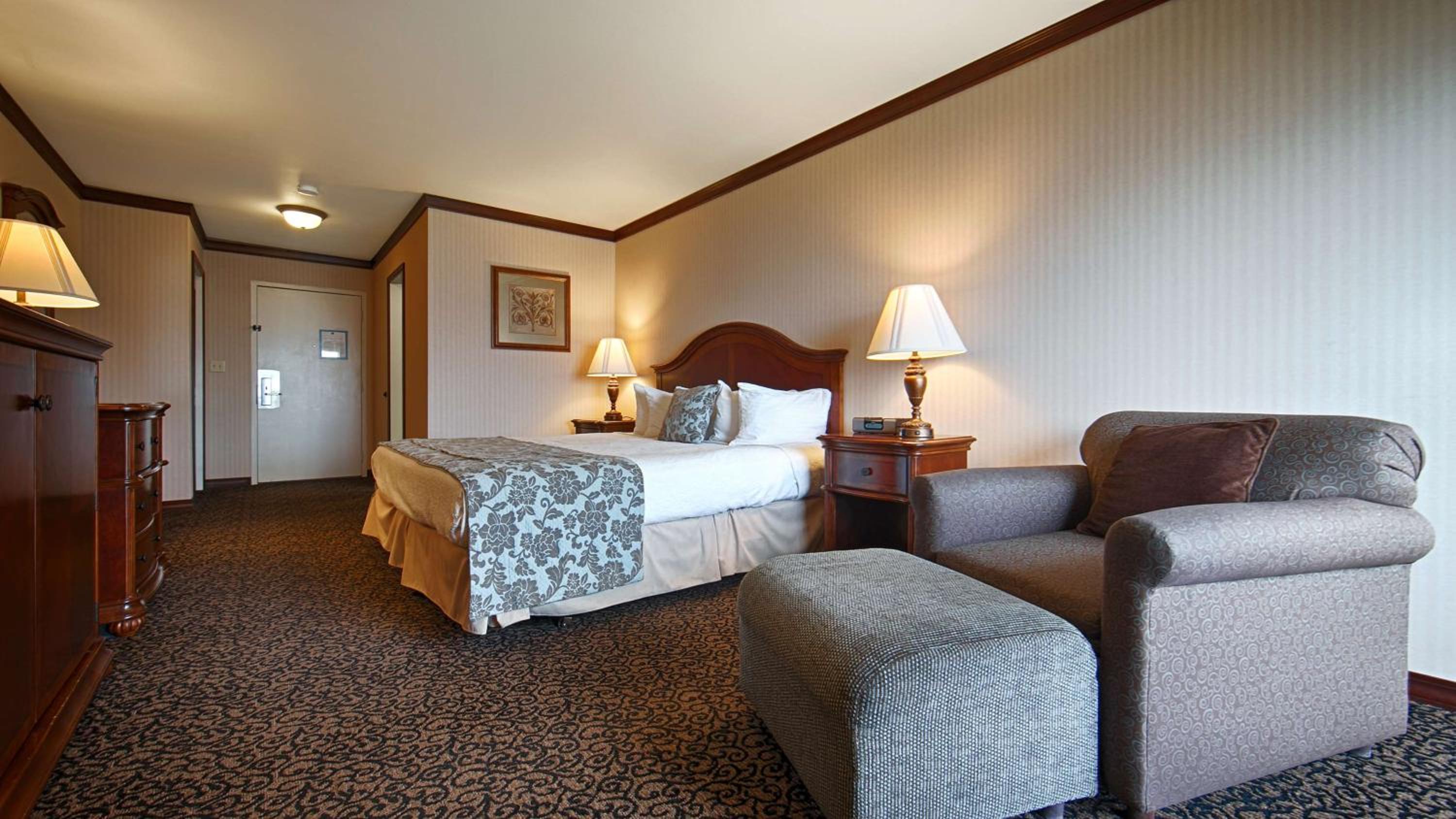 King Room With Lake View - Non Smoking photo 2
