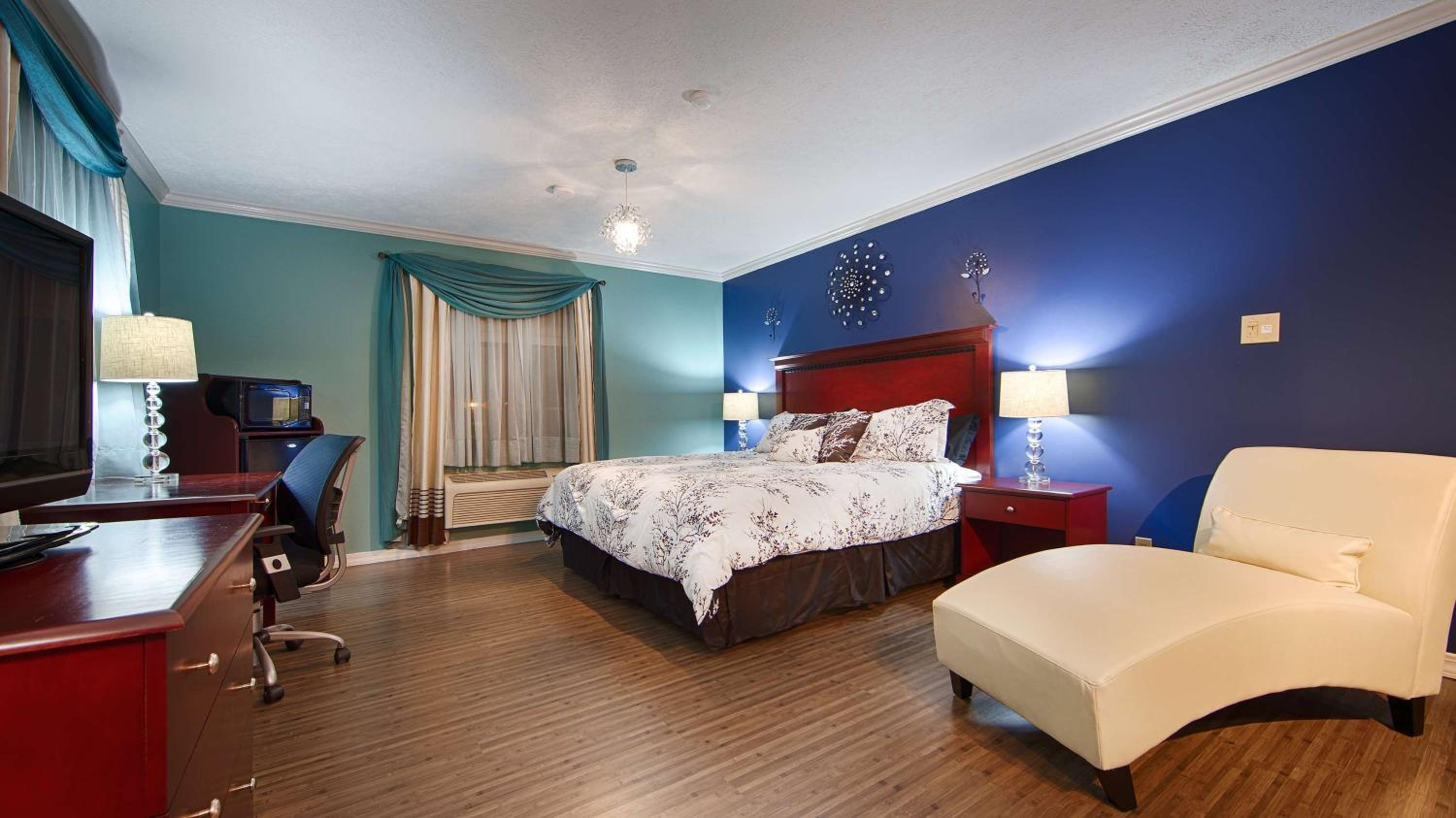 Honeymoon Suite with Hot Tub photo 2