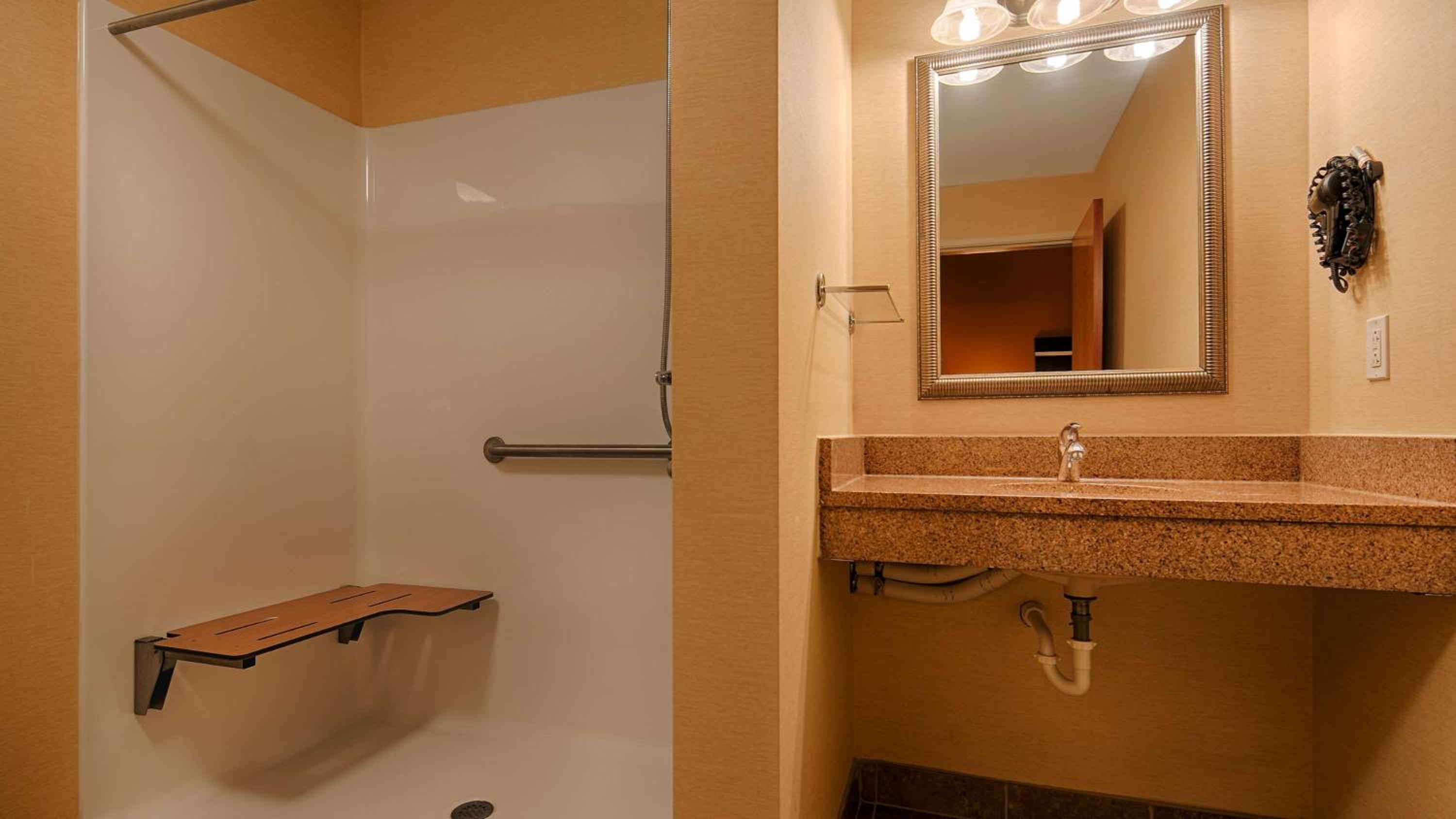 King Suite with Roll-In Shower and Spa Bath - Disability/Non-Smoking - Photo 4