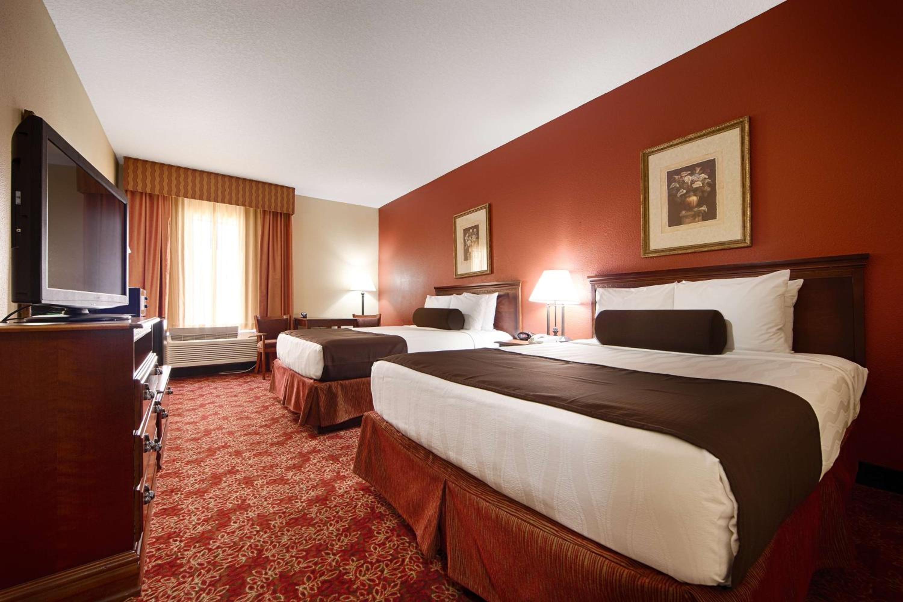 Queen Room with Two Queen Beds - Non-Smoking - Photo 2