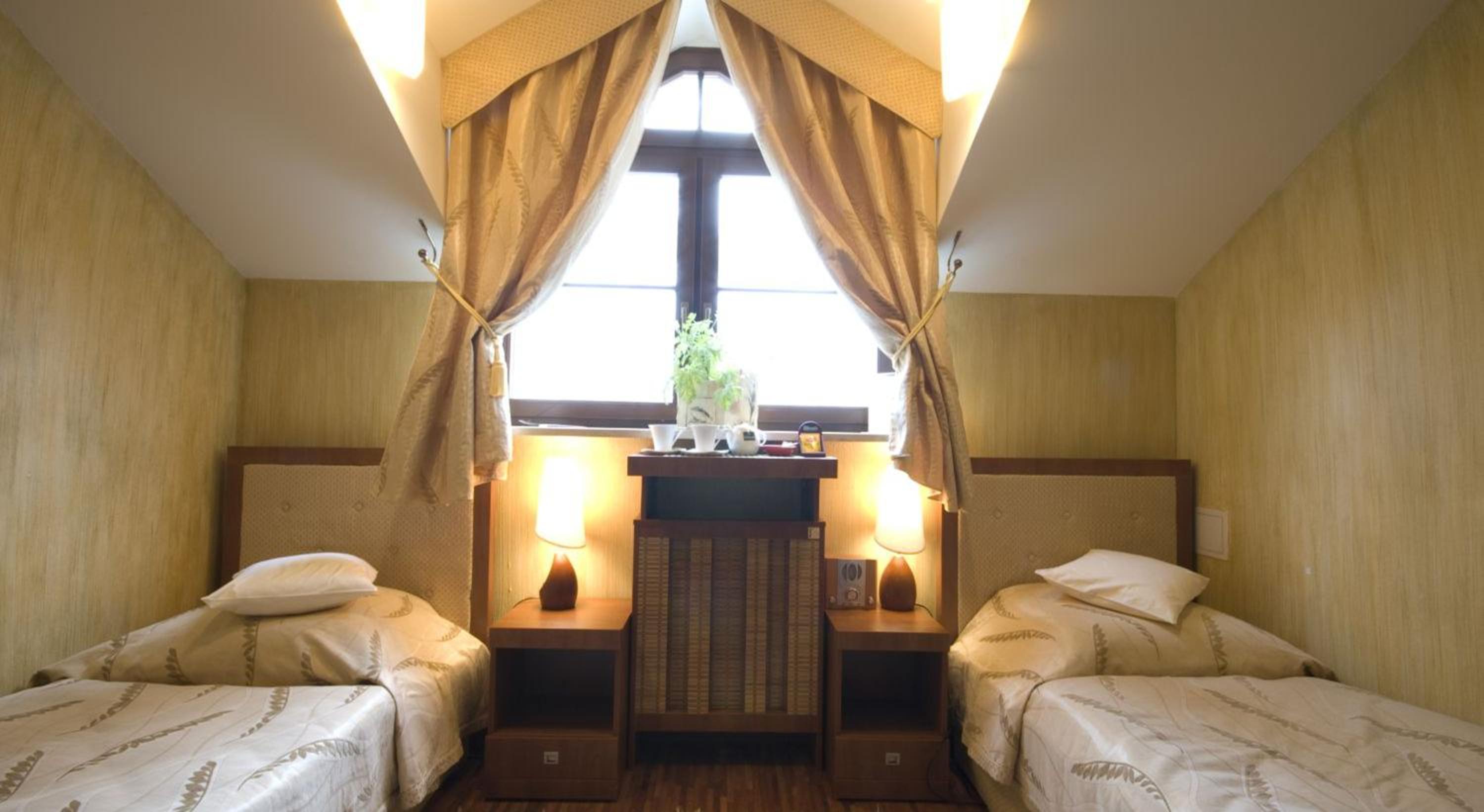 Economy Twin Room - Photo 3