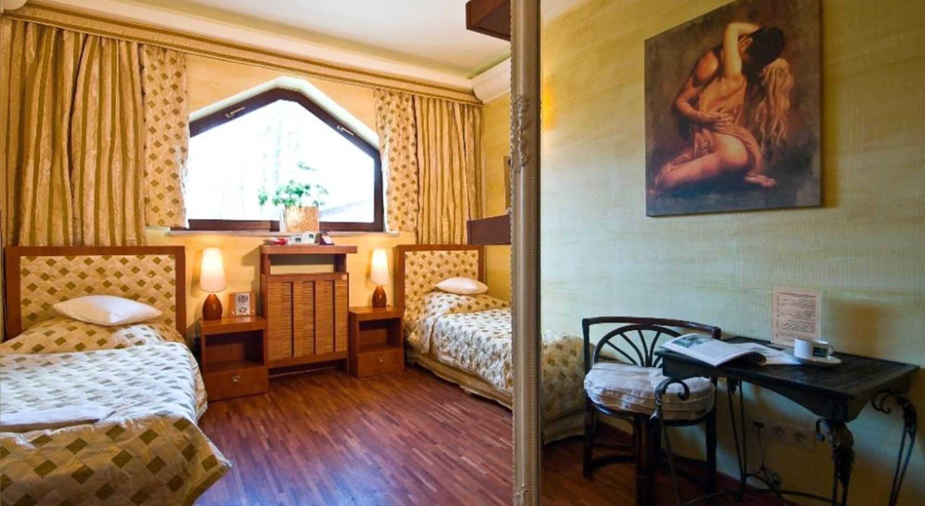 Economy Twin Room - Photo 4