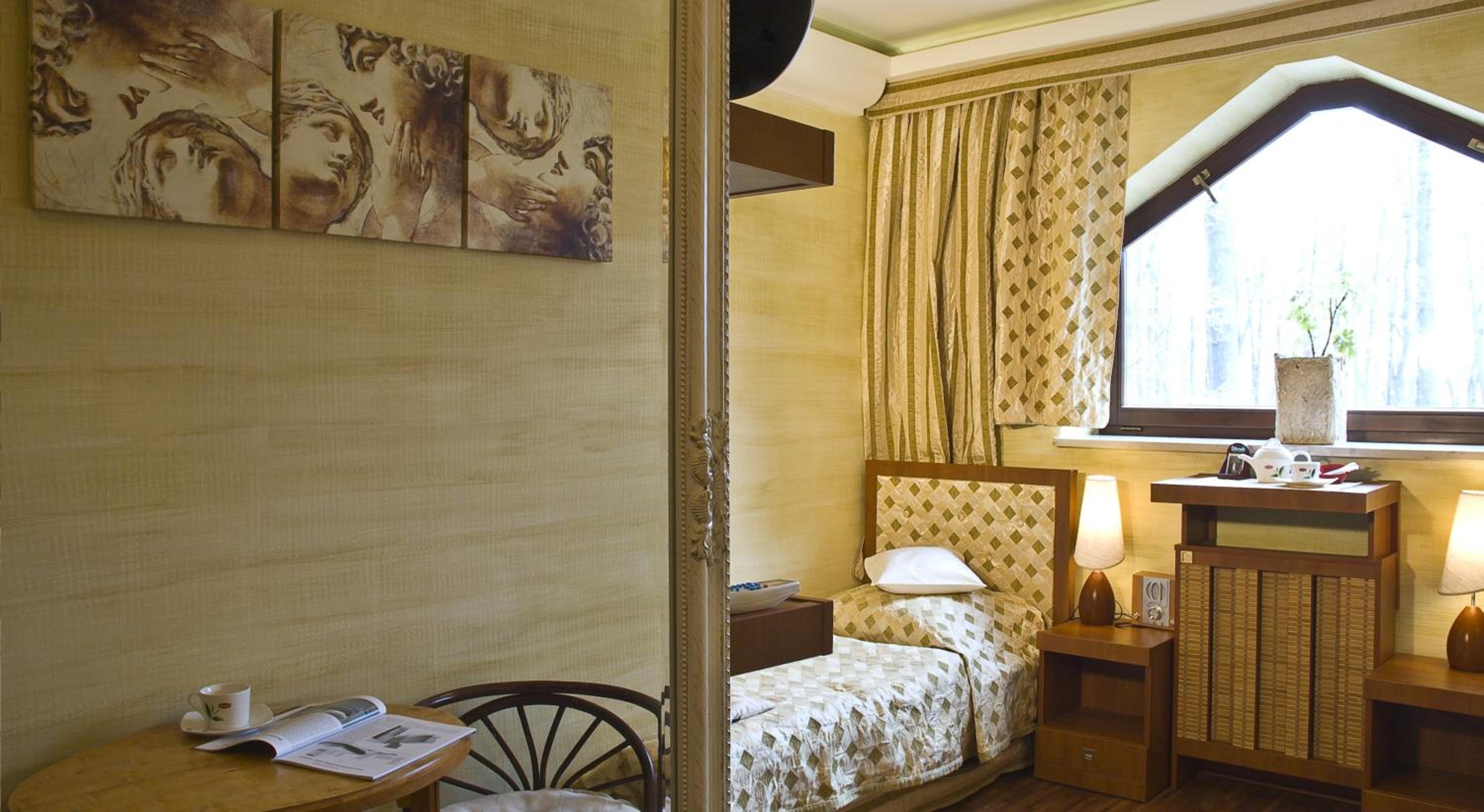 Economy Twin Room - Photo 6