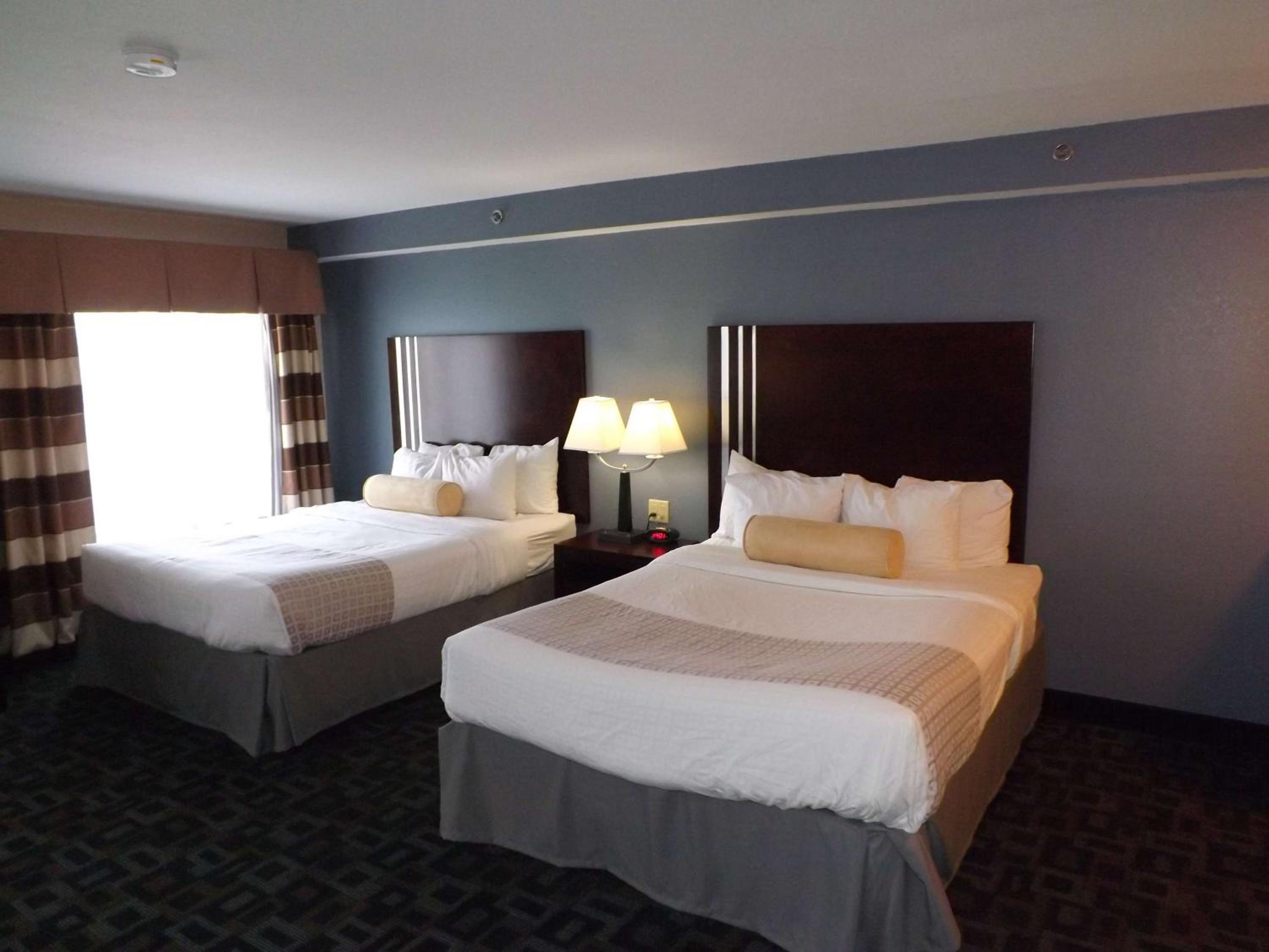 Queen Room with Two Queen Beds and Sofa Bed - Non-Smoking - Photo 3
