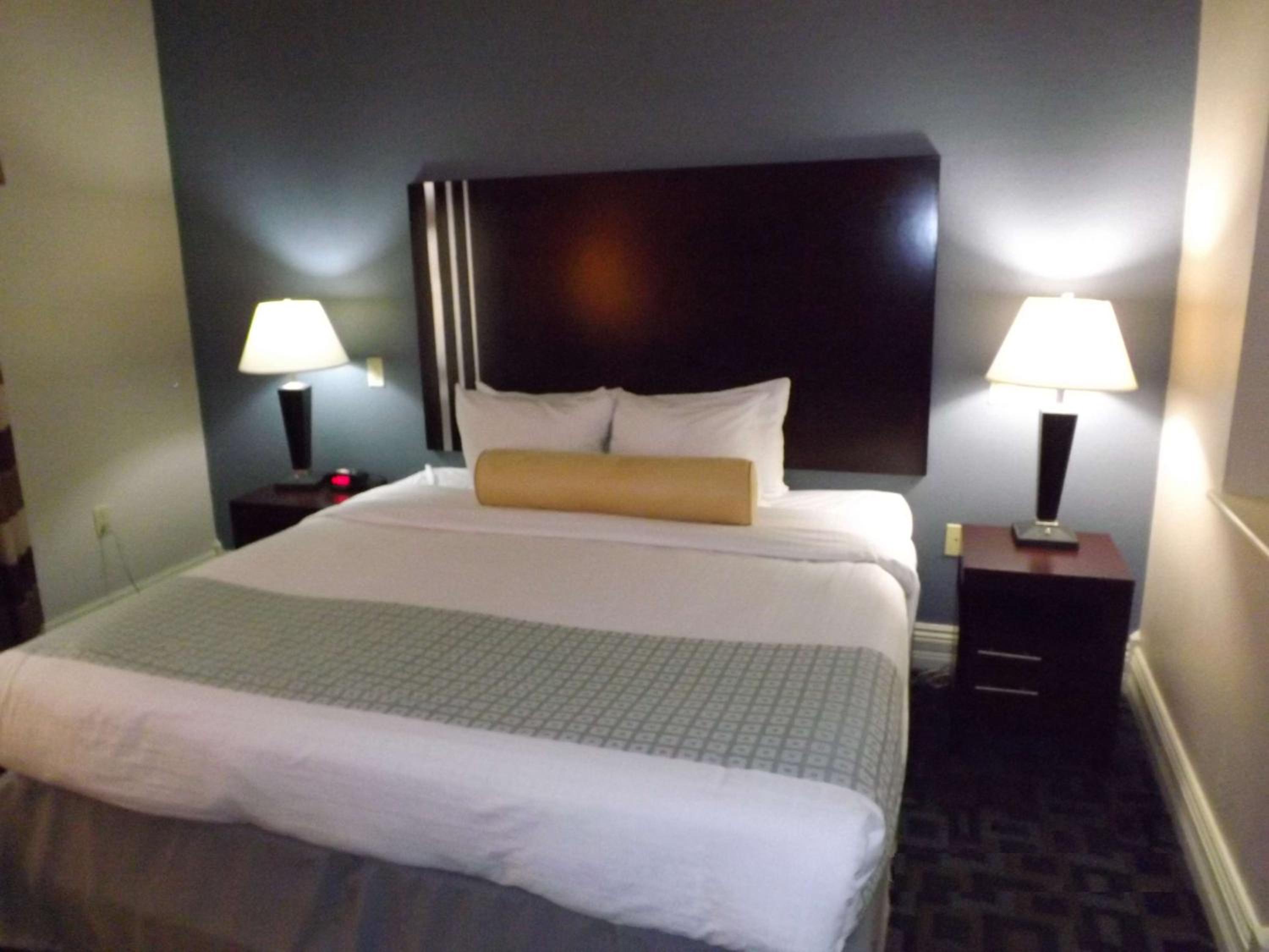 King Room with Sofa Bed and Wet Bar - Non-Smoking - Photo 1