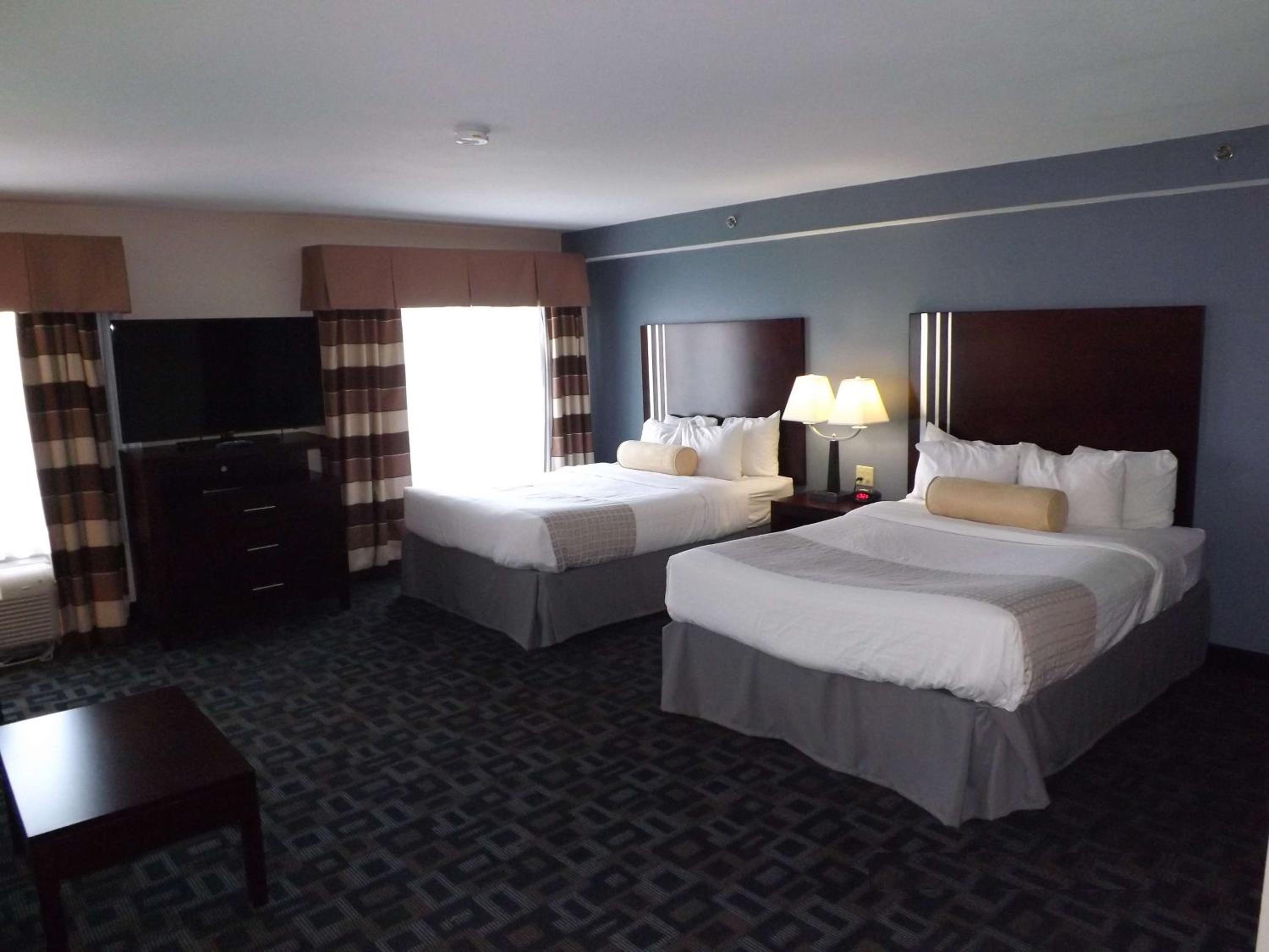 Queen Room with Two Queen Beds and Sofa Bed - Non-Smoking - Photo 5