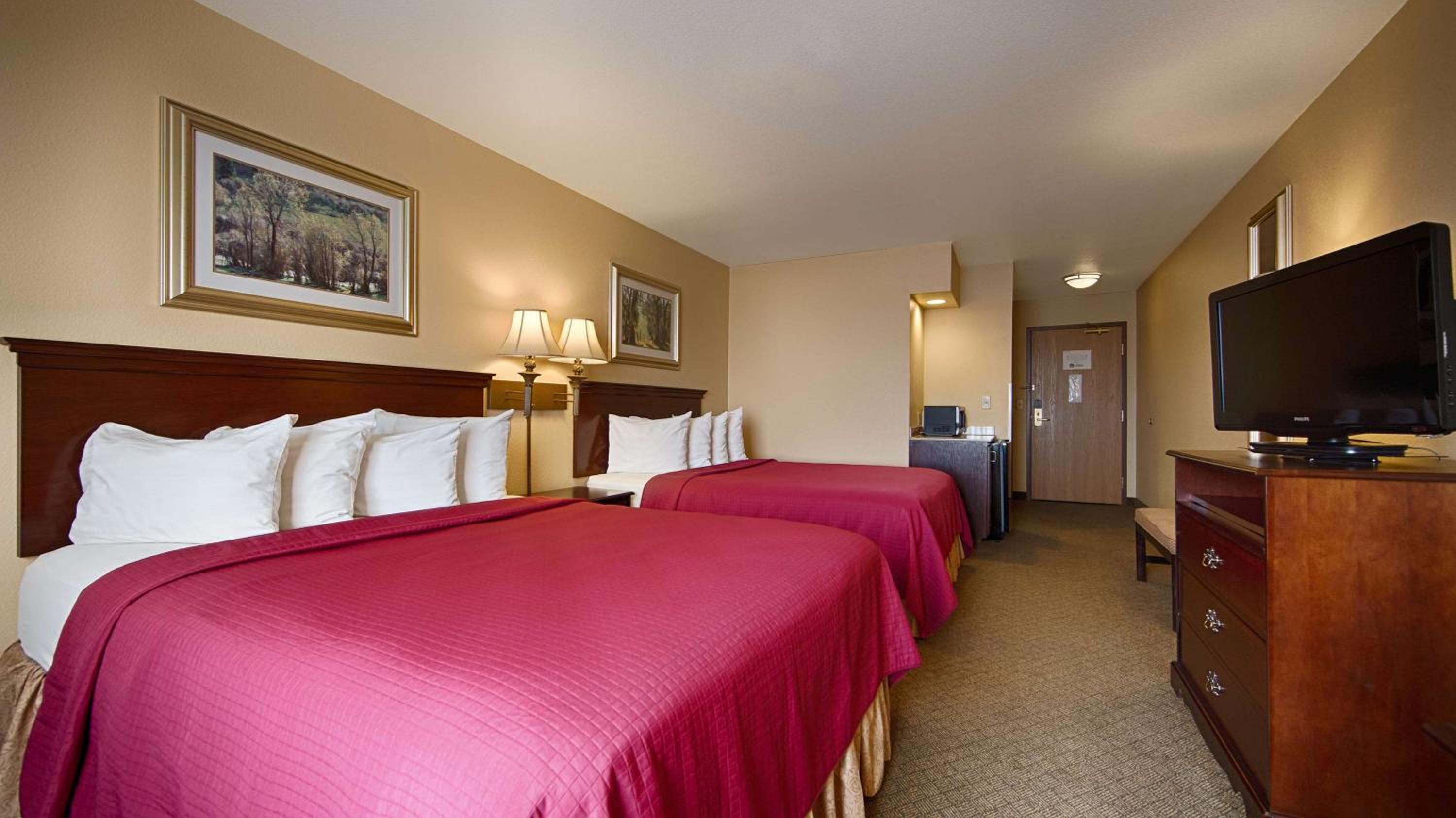 Queen Room with Two Queen Beds - Non-Smoking photo 1