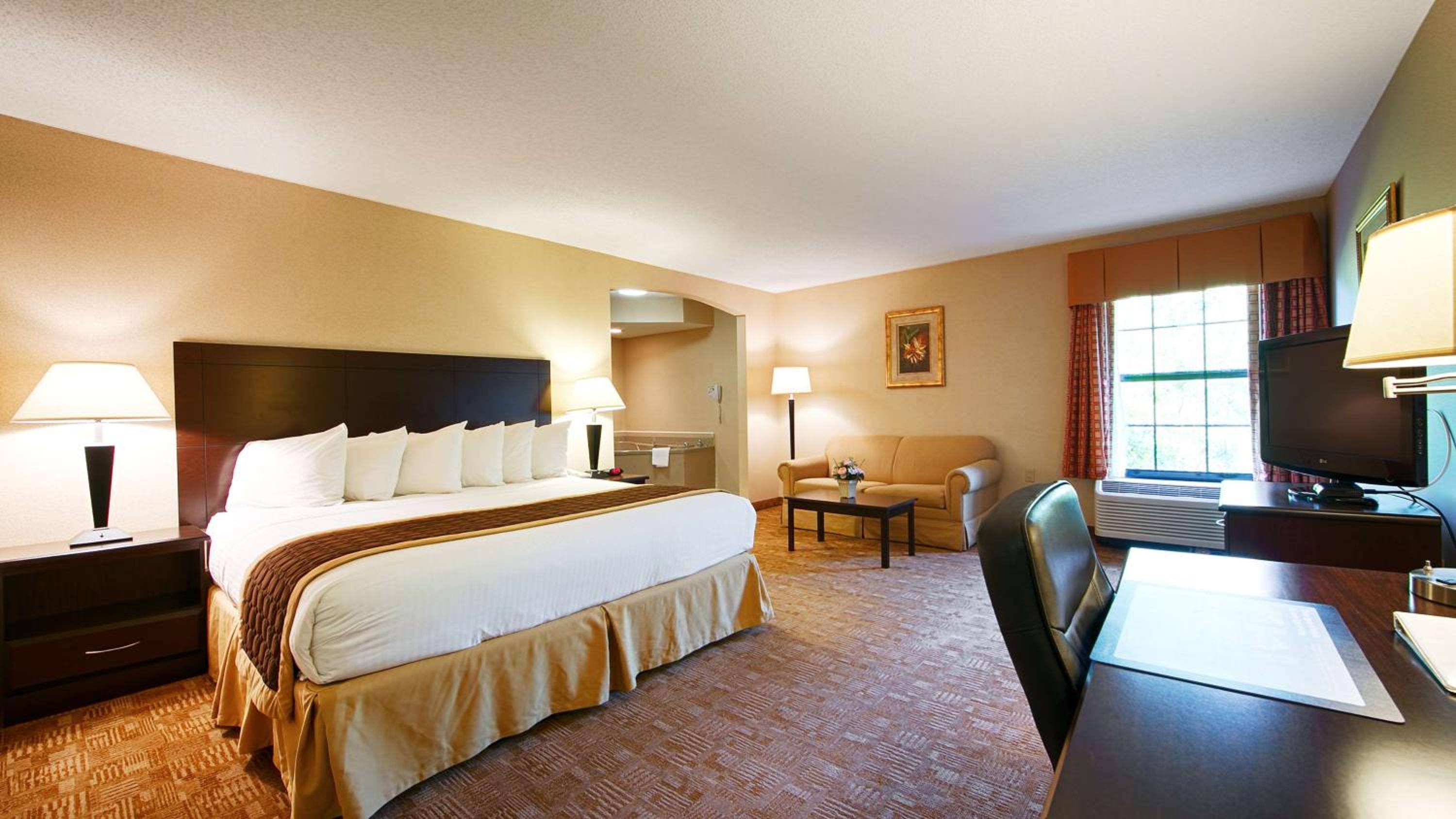 Deluxe King Suite - Non-Smoking - Photo 3