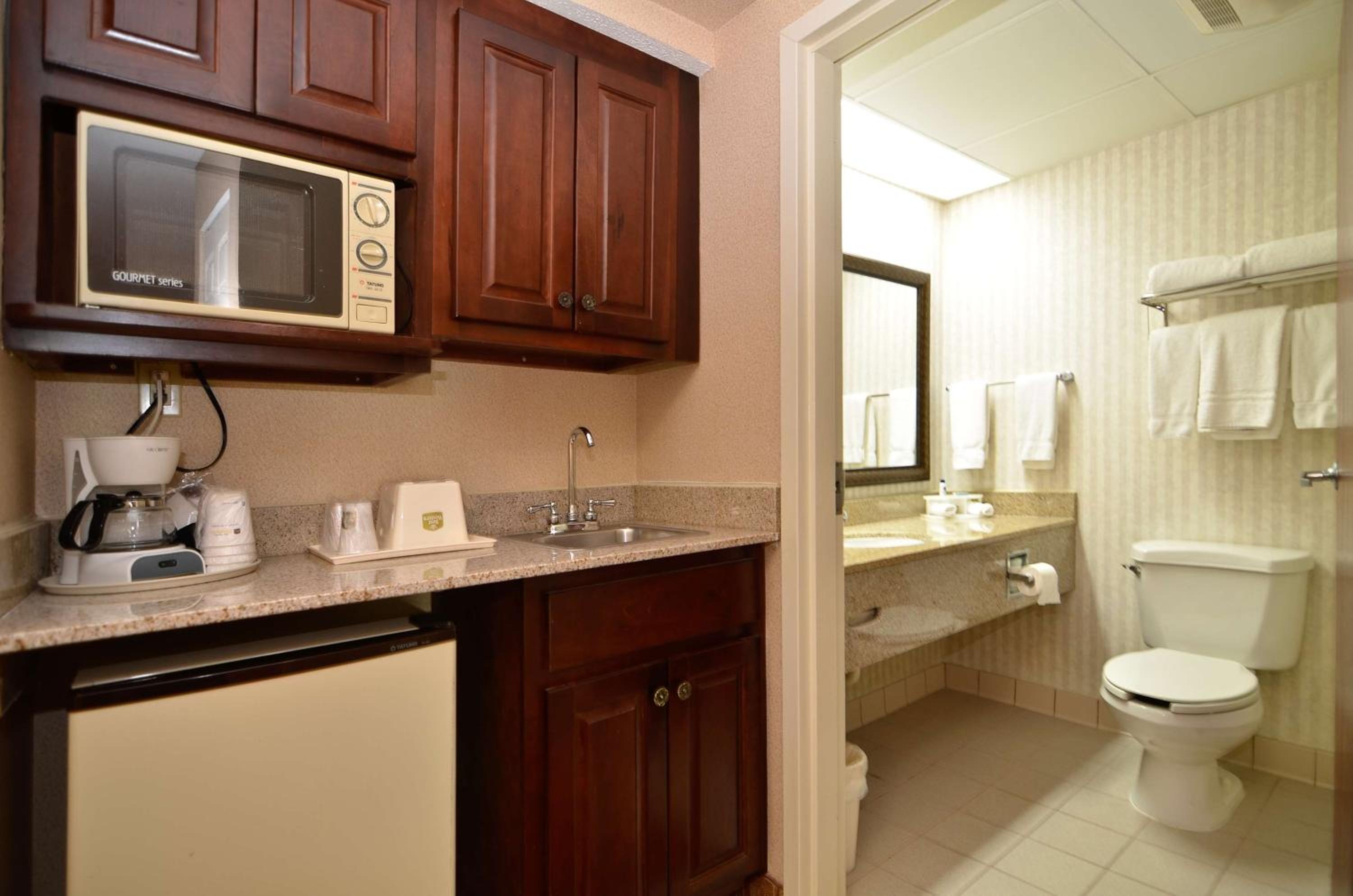 King Suite with Sofa Bed - Non Smoking - Photo 3