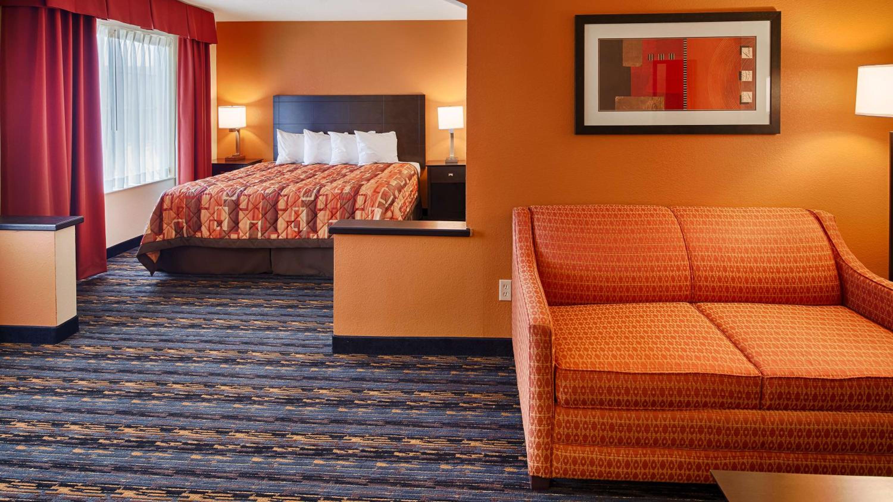 King Suite with Whirlpool - Non-Smoking - Photo 2