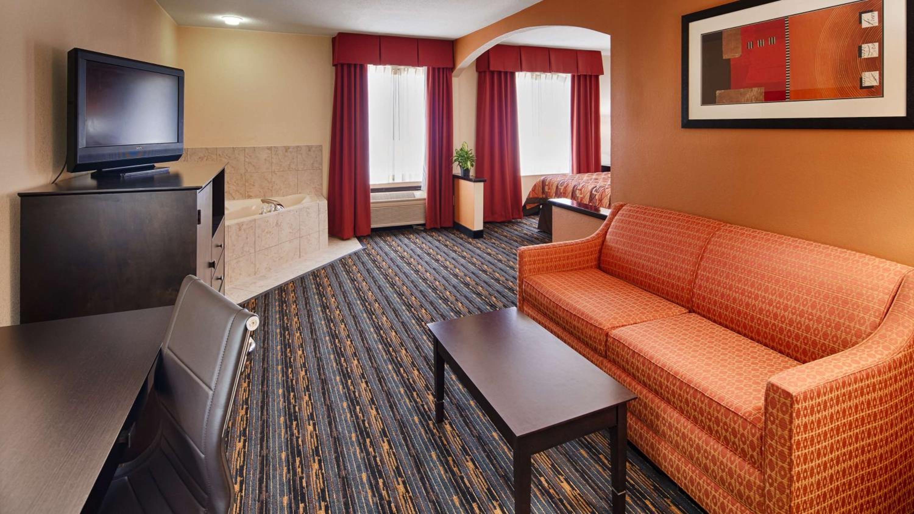 King Suite with Whirlpool - Non-Smoking - Photo 4