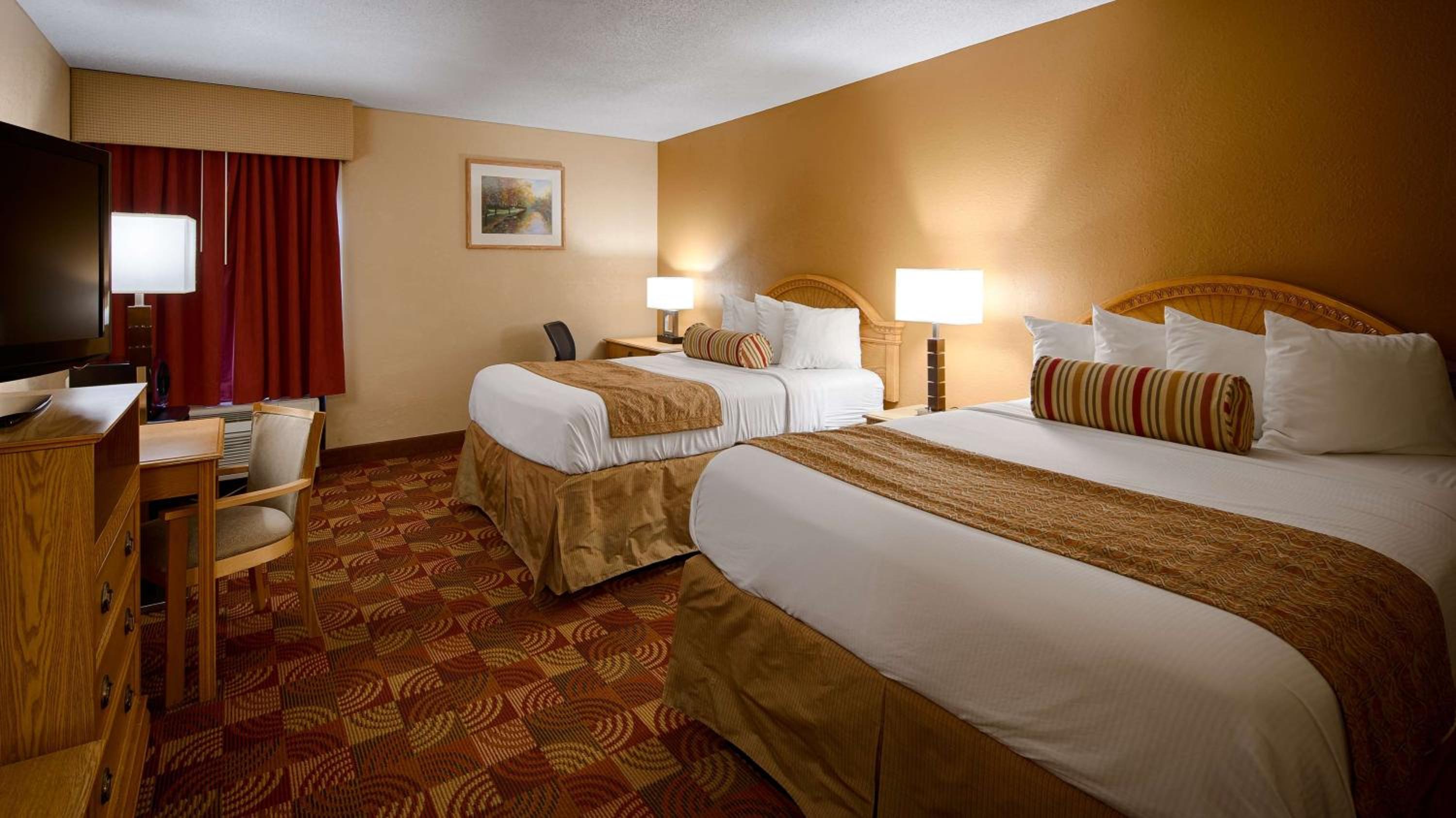 Queen Room with Two Queen Beds - Non-Smoking - Photo 3
