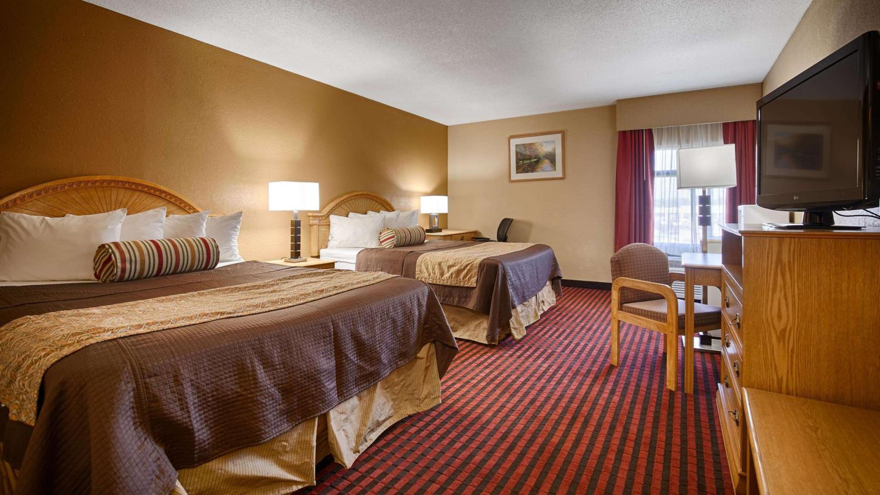 Queen Room with Two Queen Beds - Non-Smoking - Photo 1