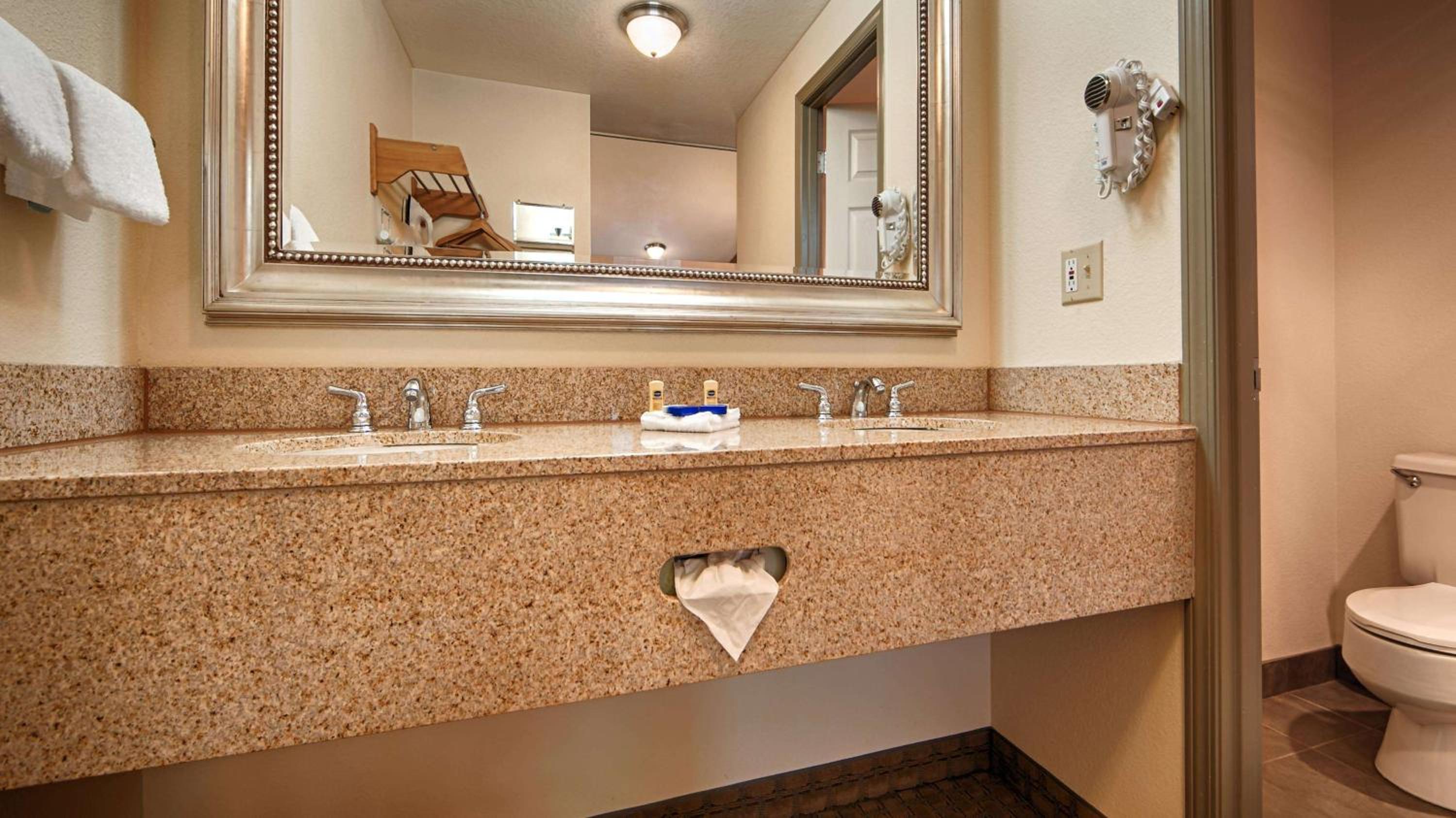 King Room with Private Patio - Non-smoking/No Pets Allowed photo 3