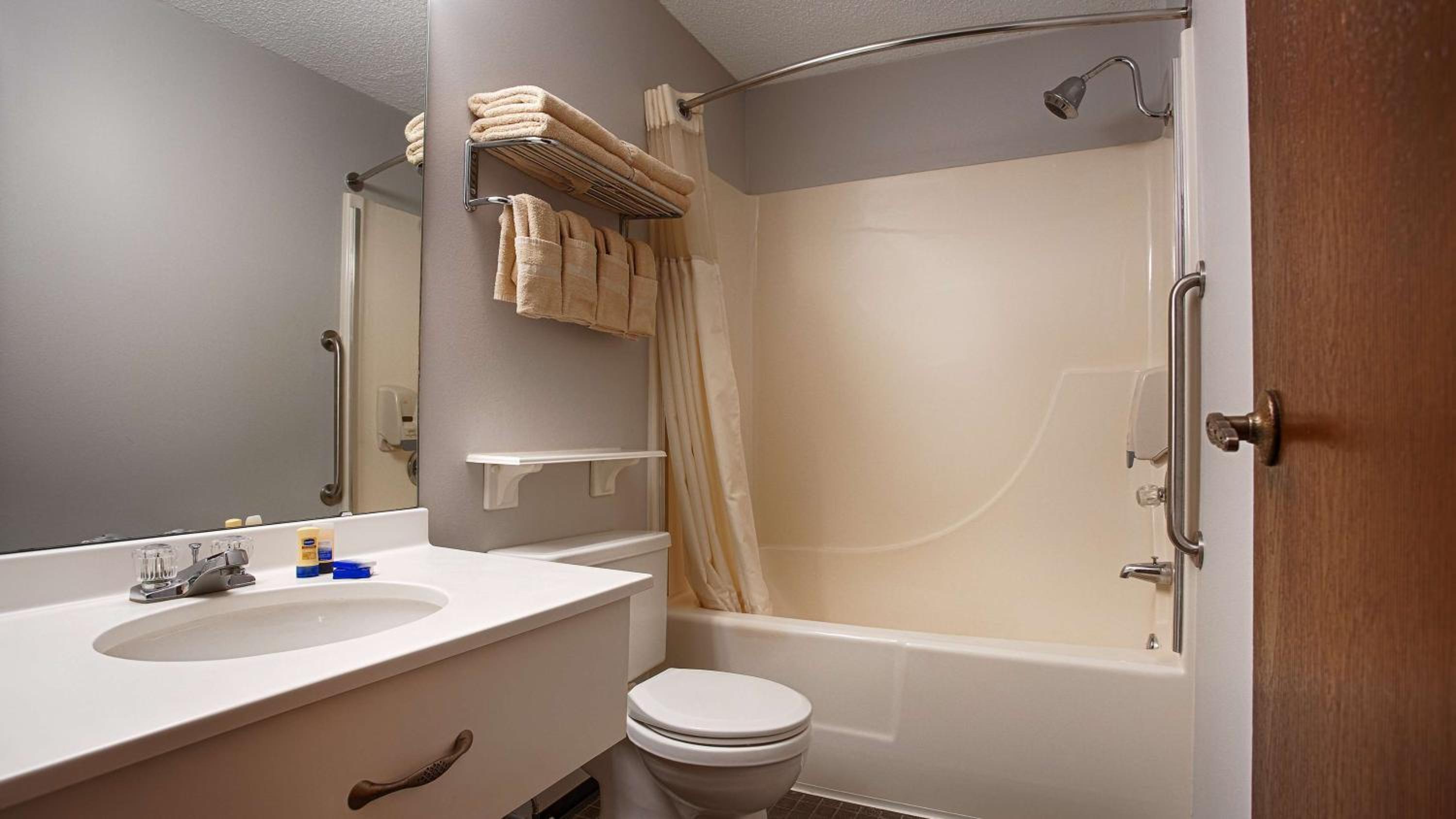 Queen Room with Two Queen Beds - Non-Smoking photo 2
