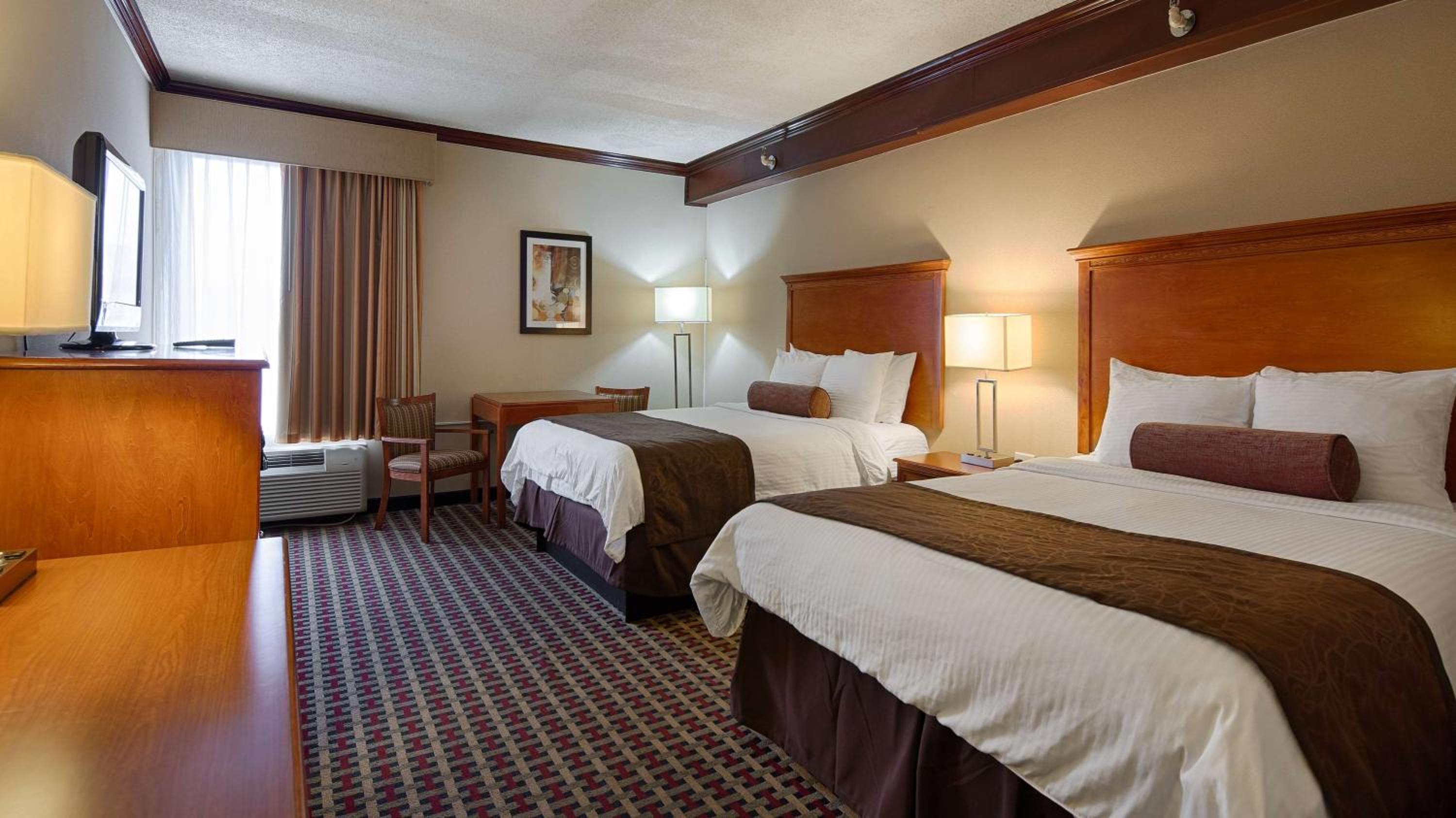 Queen Room with Two Queen Beds - Non-Smoking photo 2