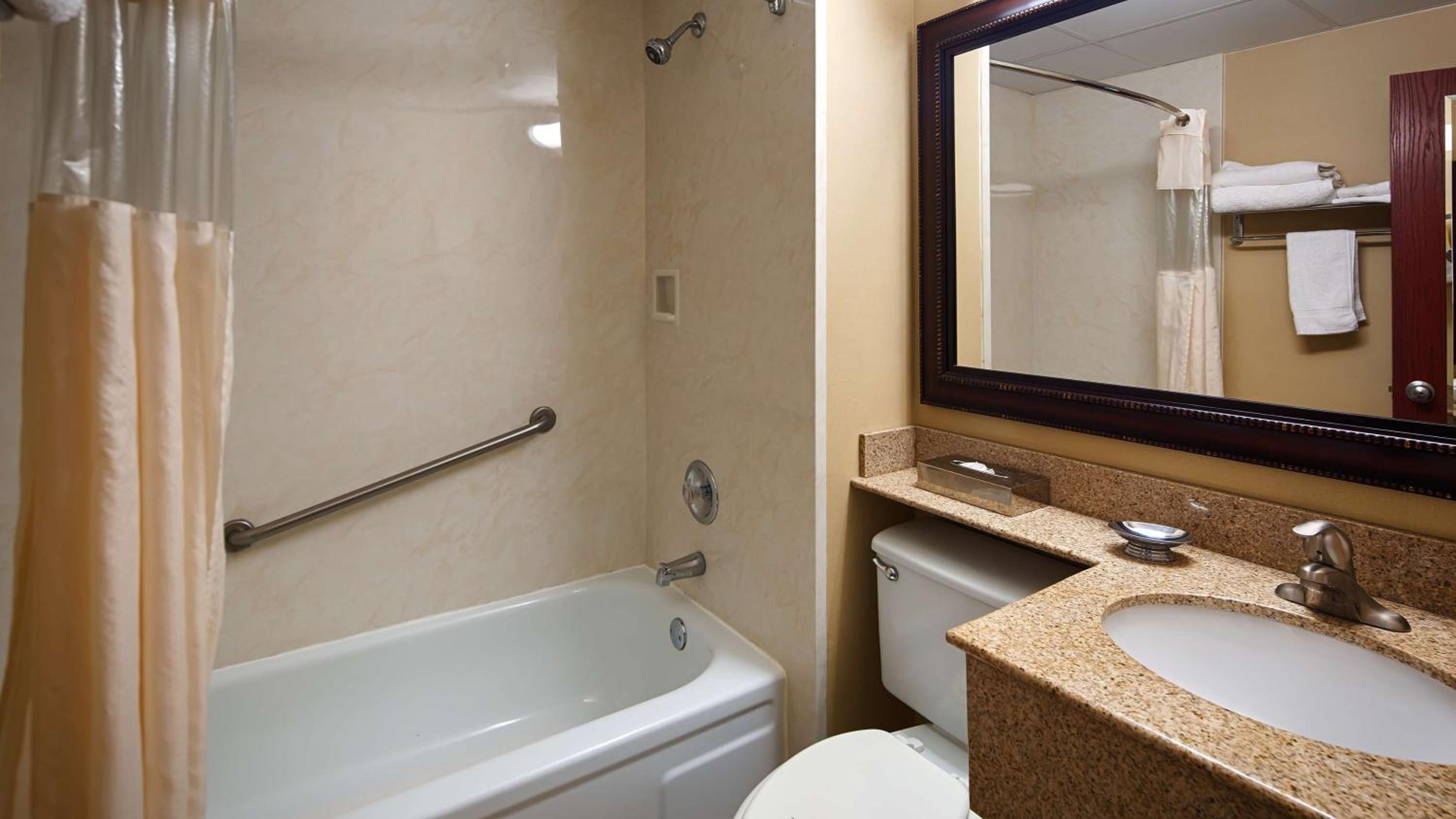 Queen Room With Two Queen Beds With Roll-In Shower - Disability Accessible