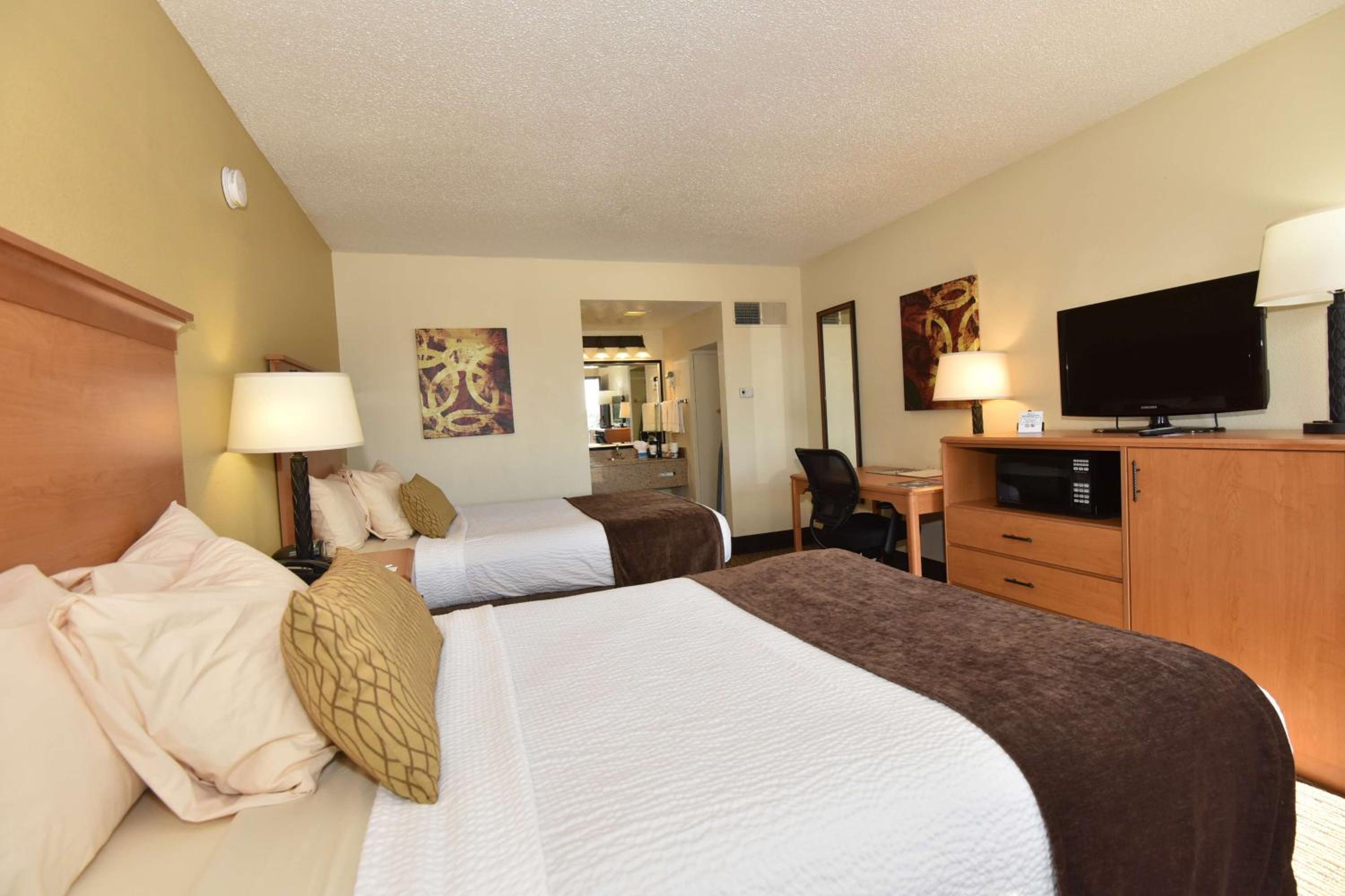 Queen Room with Two Queen Beds and Kitchenette - Non-Smoking - Photo 2