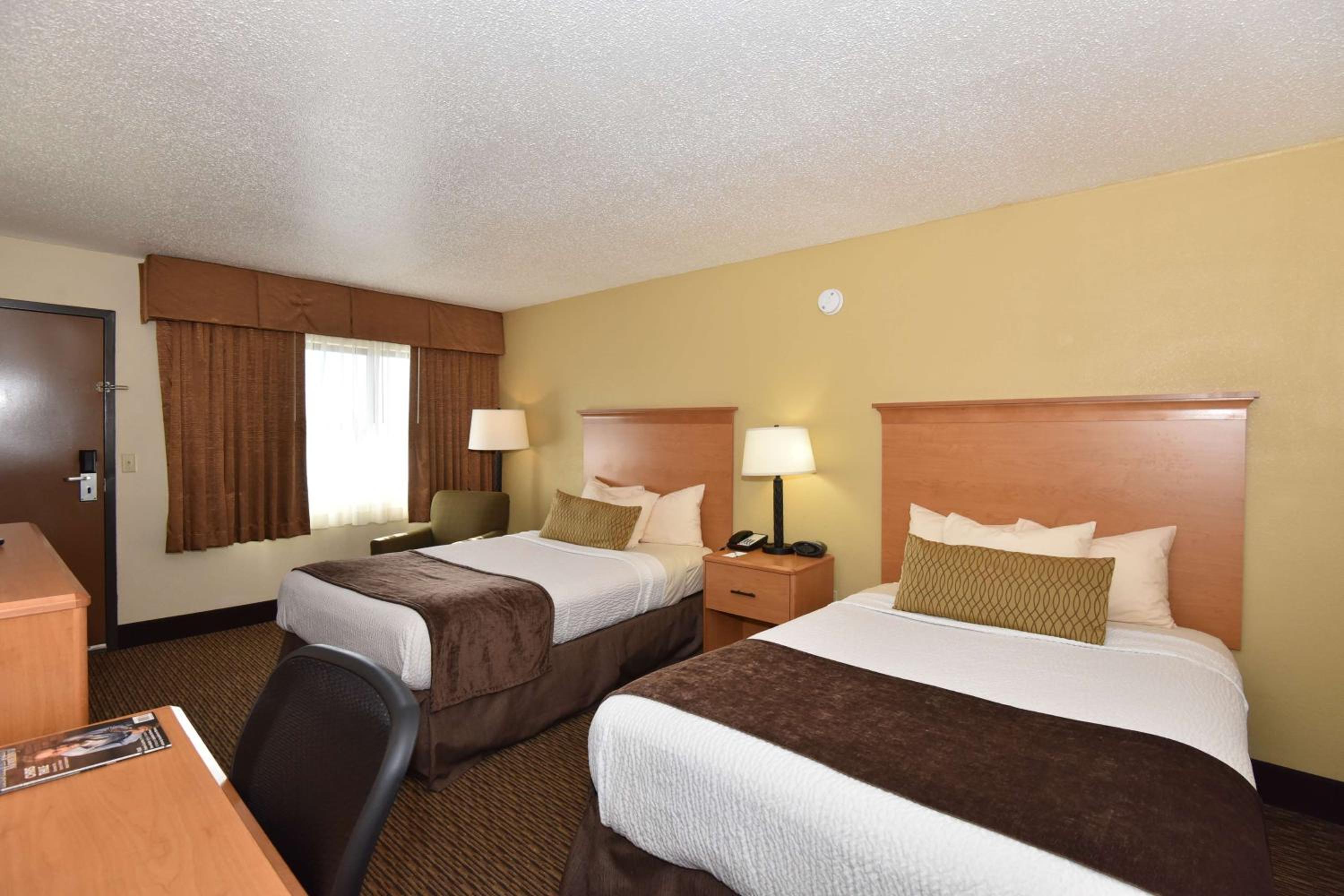 Double Room with Two Double Beds and Bath Tub - Mobility Accessible/Non-Smoking photo 1