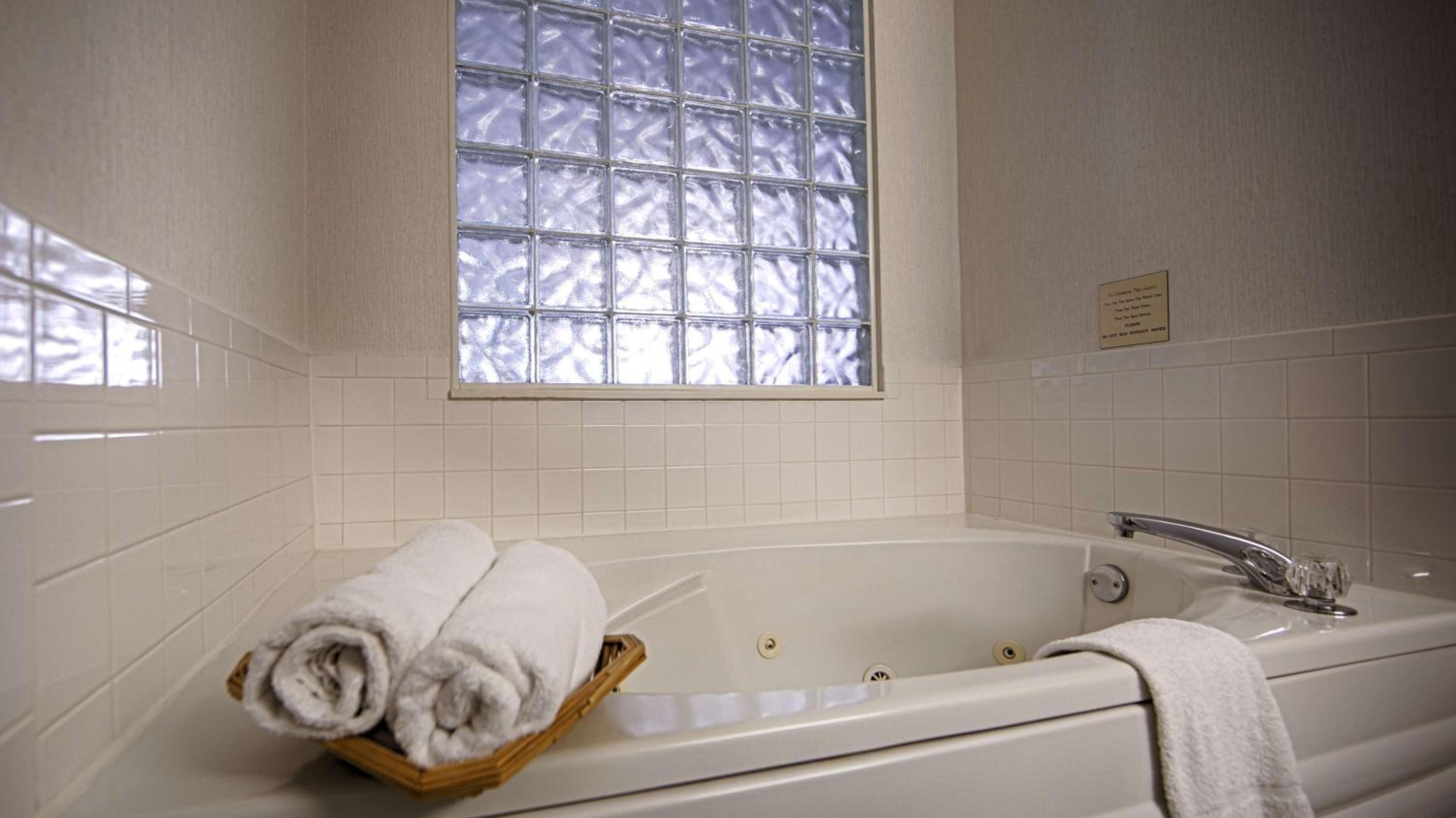 King Room with Whirlpool - Non-Smoking photo 3