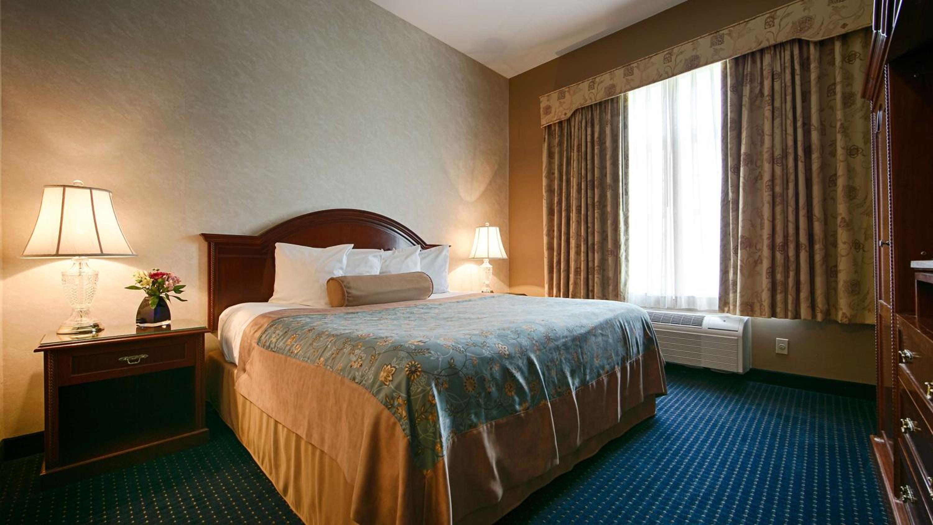 King Suite with Sofa Bed - Non-Smoking - Photo 6
