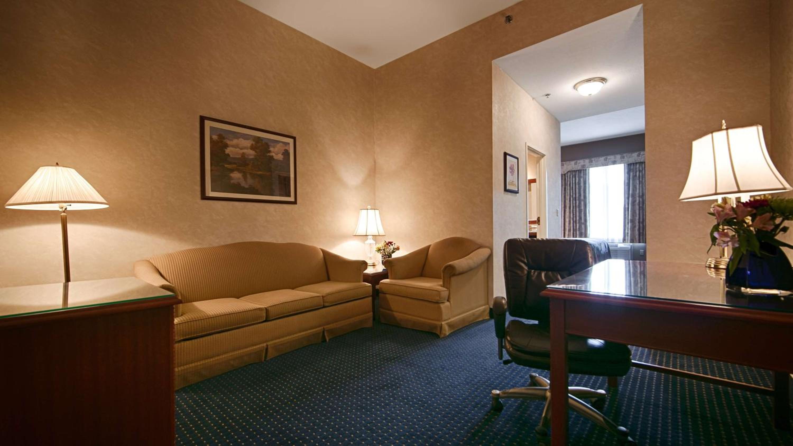 King Suite with Sofa Bed - Non-Smoking - Photo 3