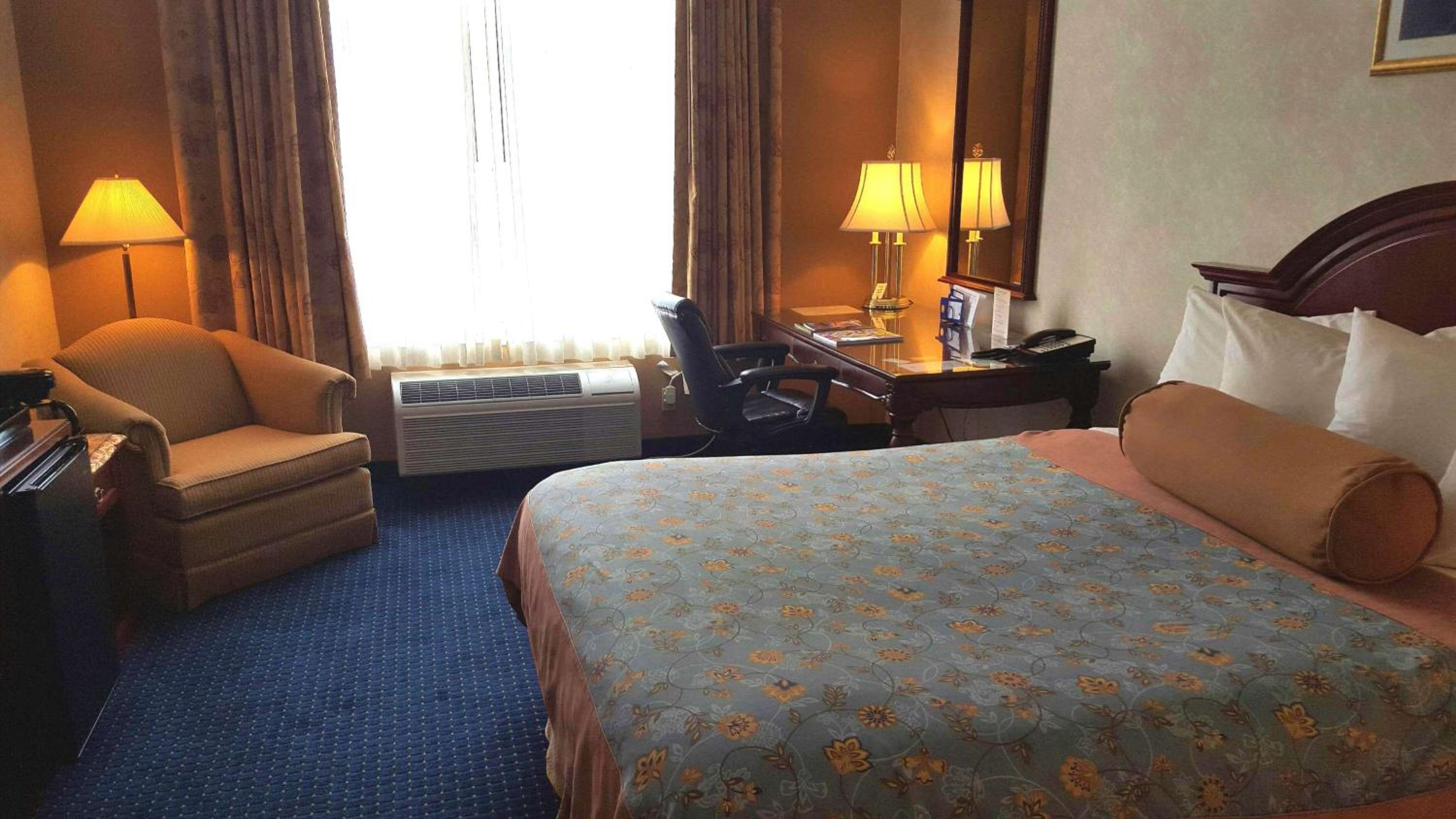 Queen Room with Bath Tub - Disability Access/Non-Smoking  - Photo 1
