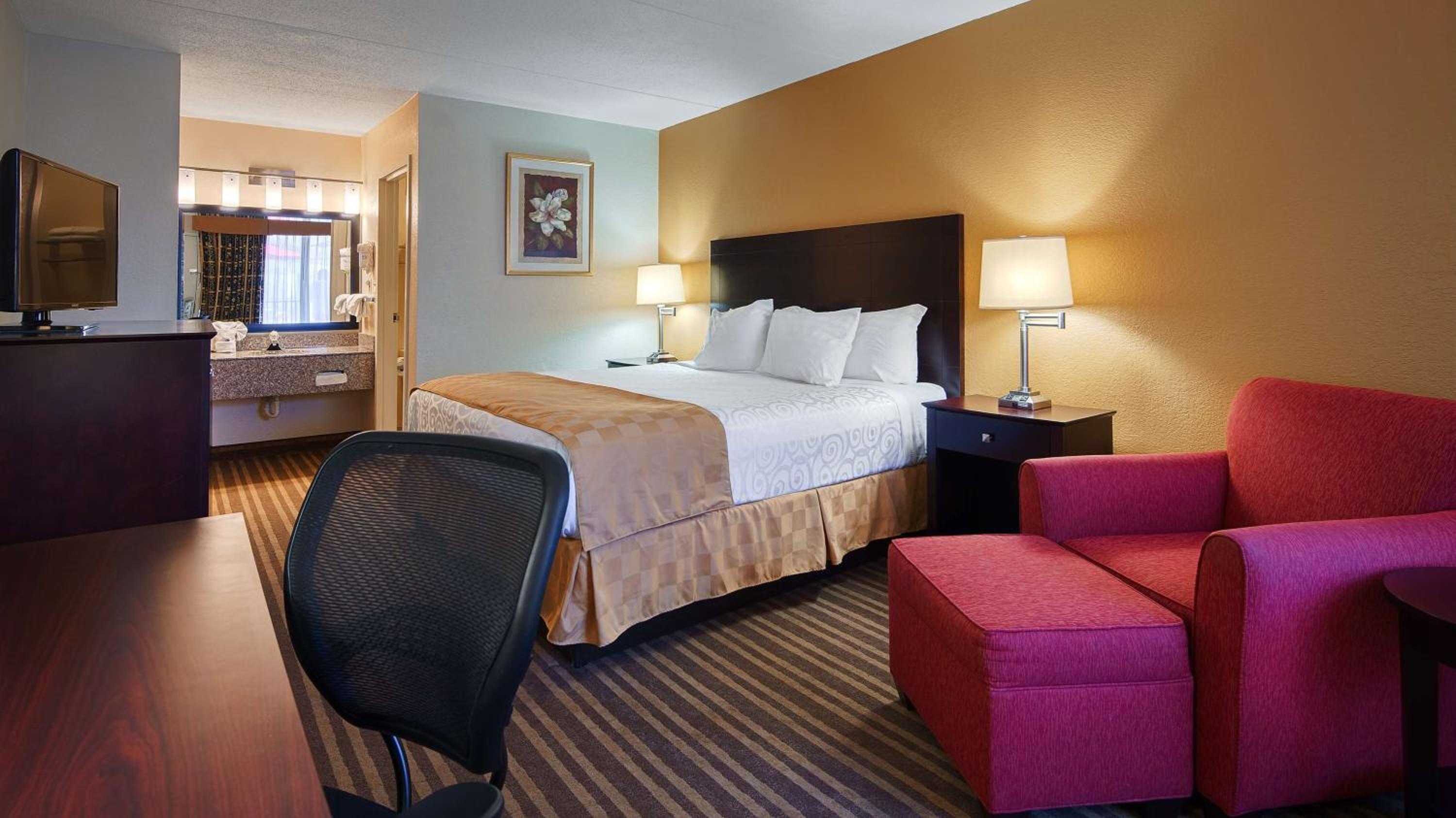 King Room with Roll-In Shower - Pet Friendly/Disability Accessible photo 2