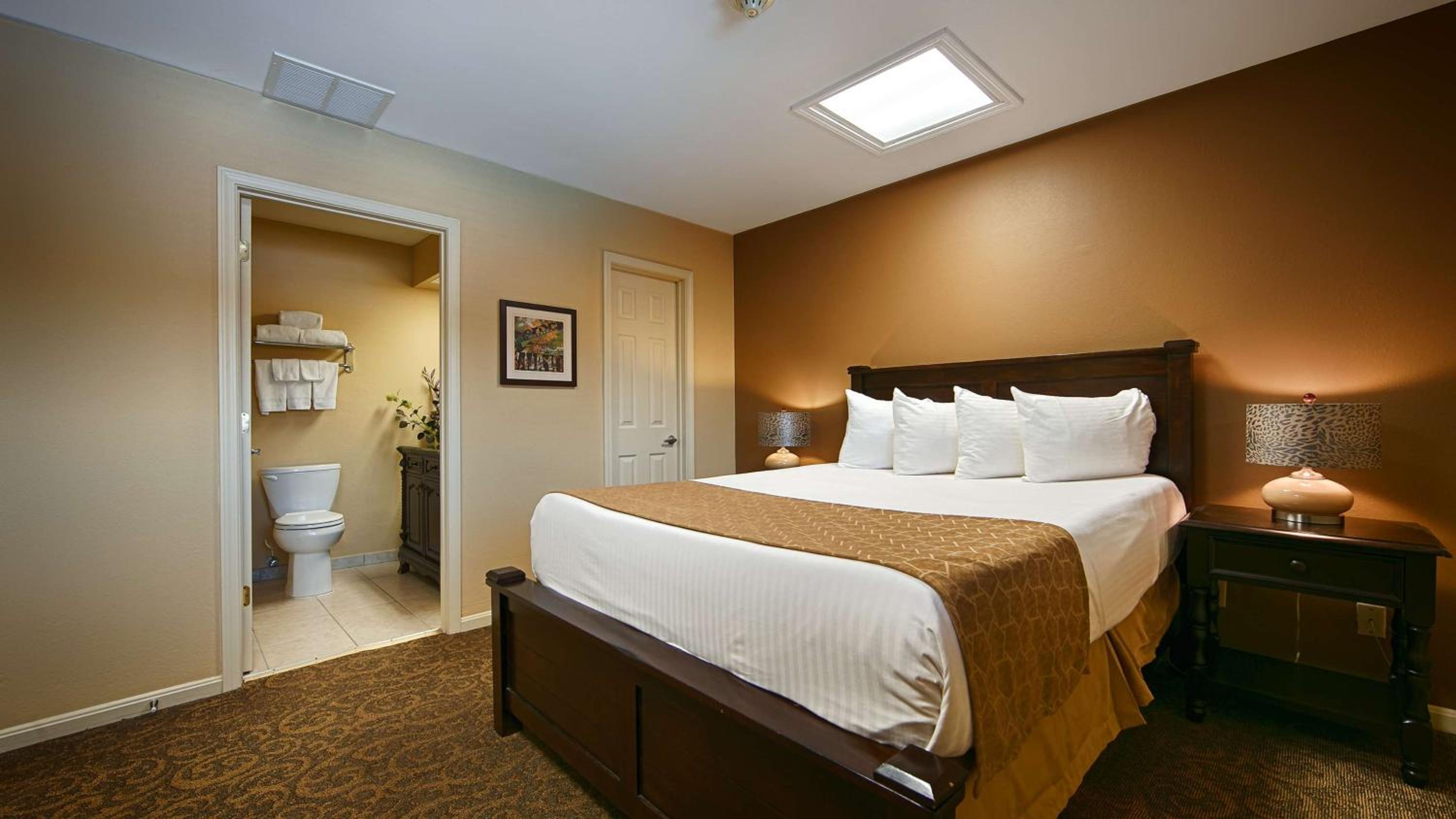King Suite with Sofa Bed - Non-Smoking photo 3