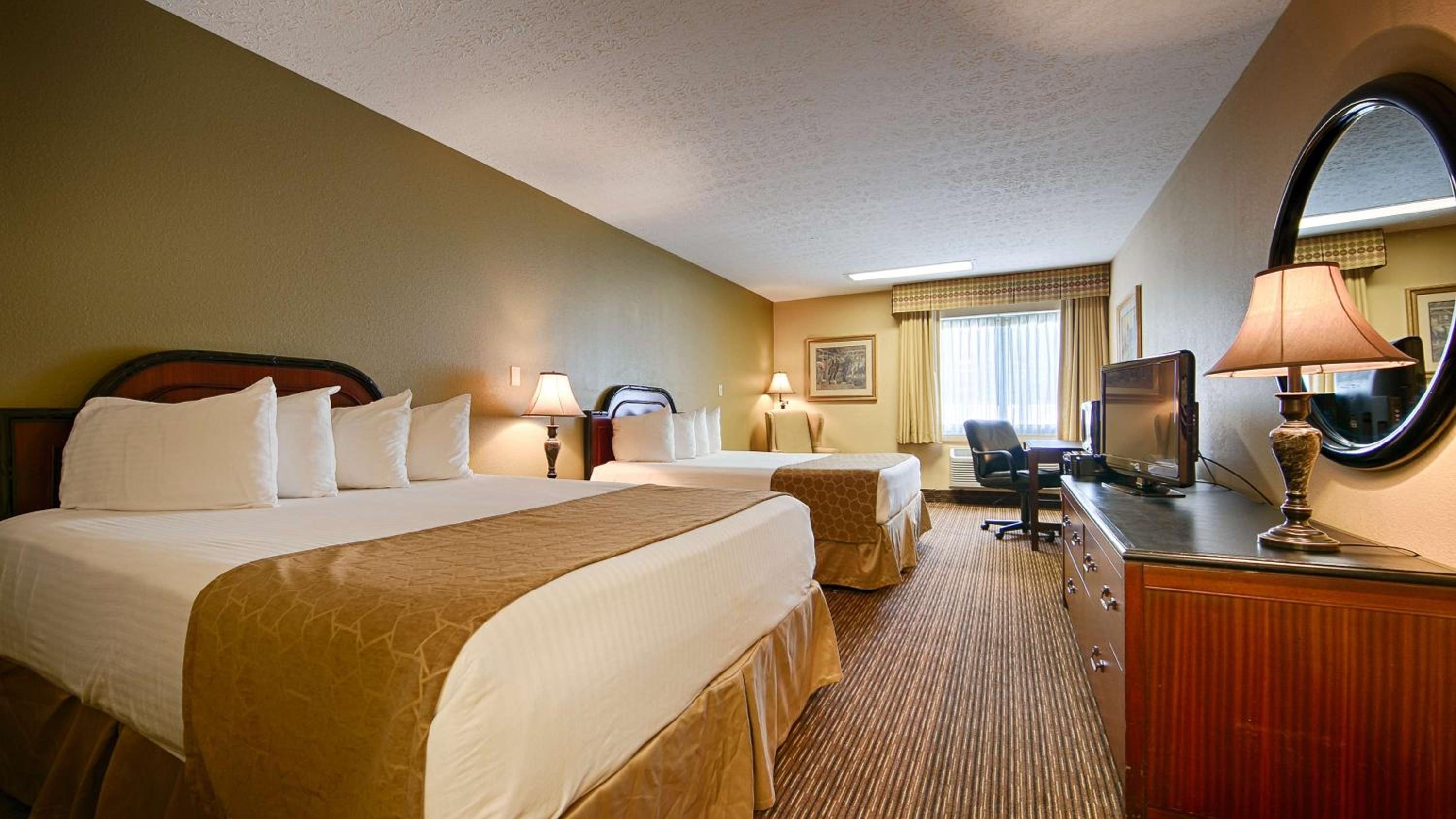 Queen Room with Two Queen Beds - Non-Smoking photo 1