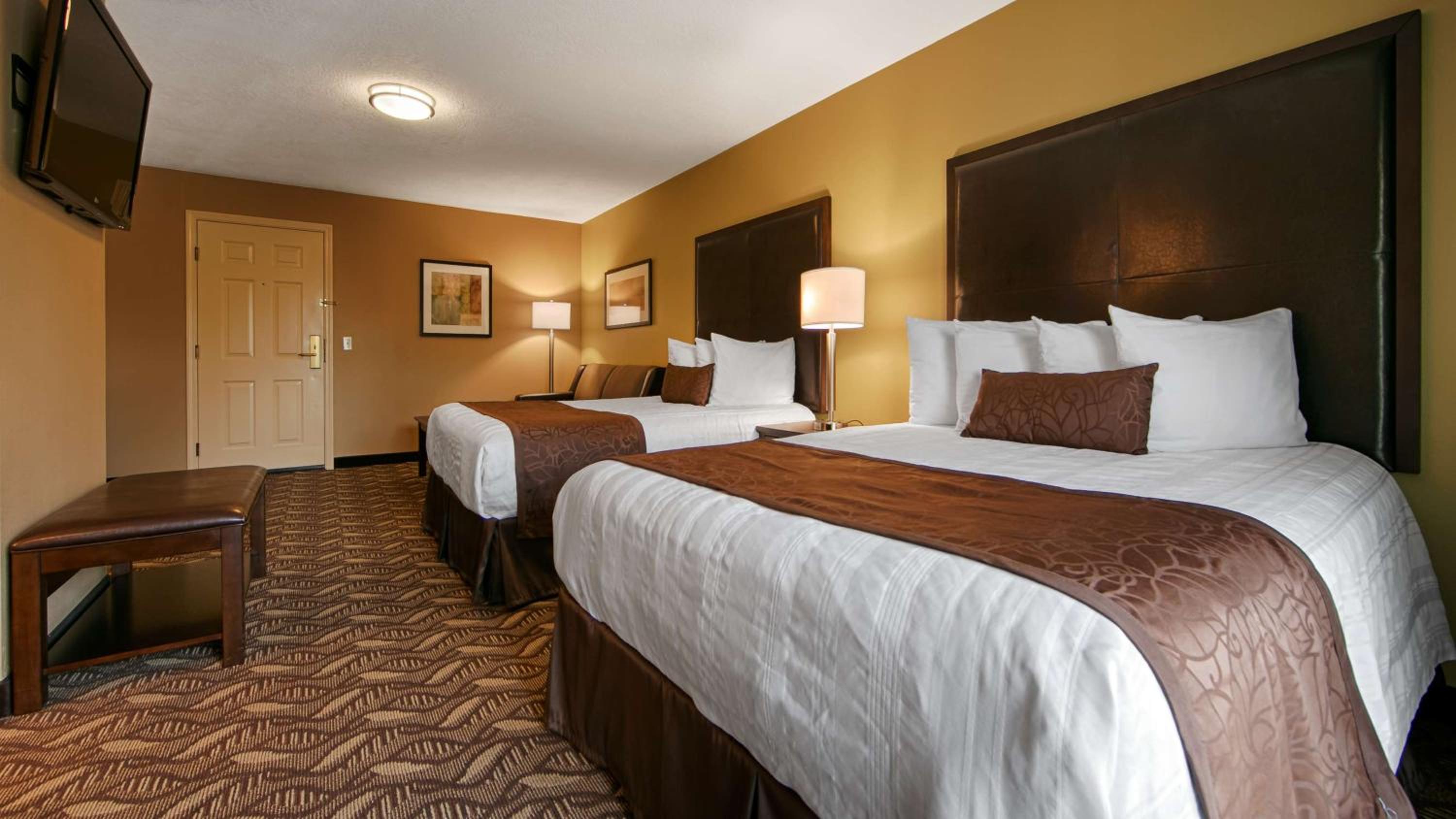 Queen Room with Two Queen Beds and Balcony - Non-Smoking photo 1