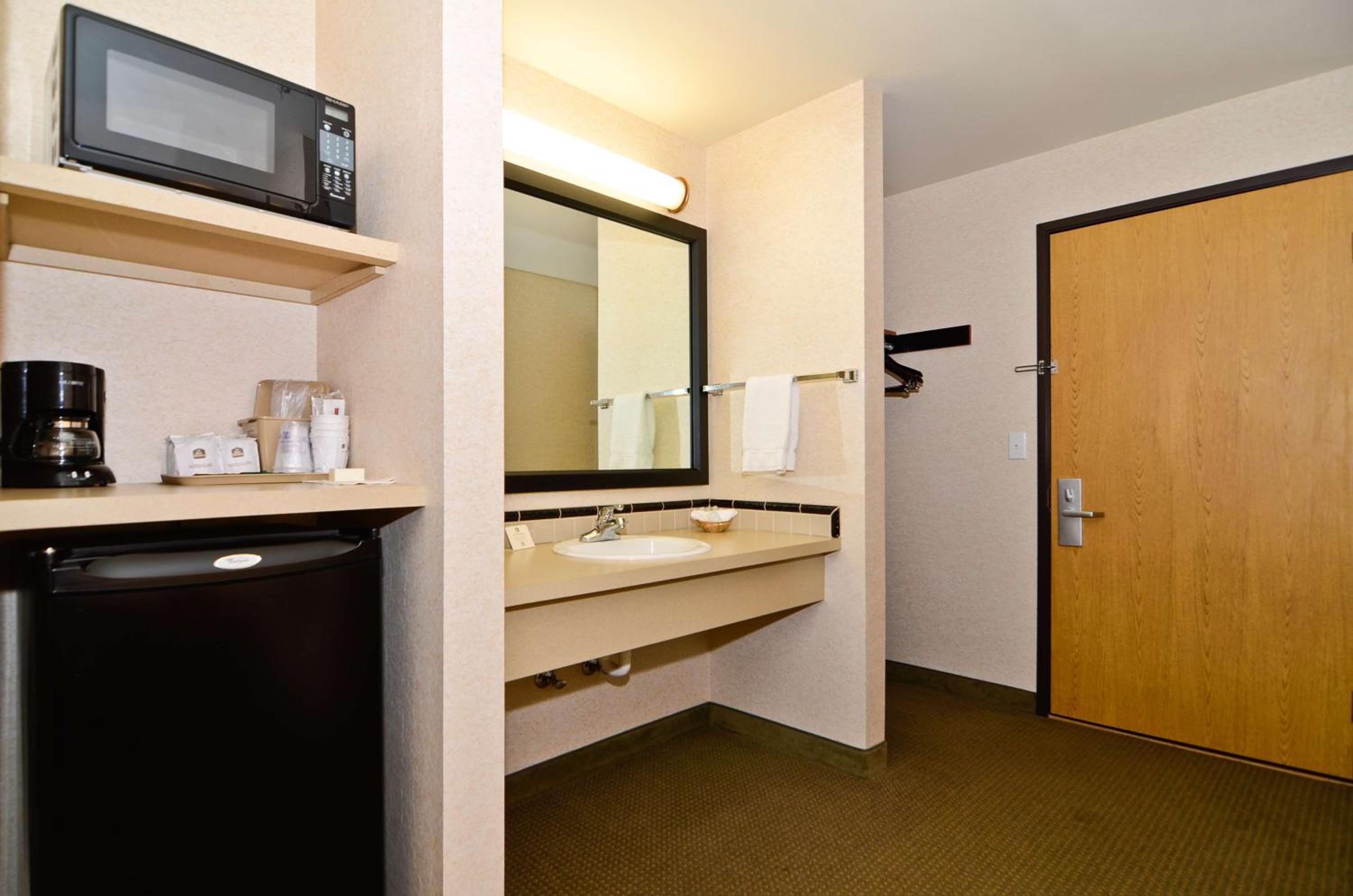 King Suite - Non-Smoking photo 3