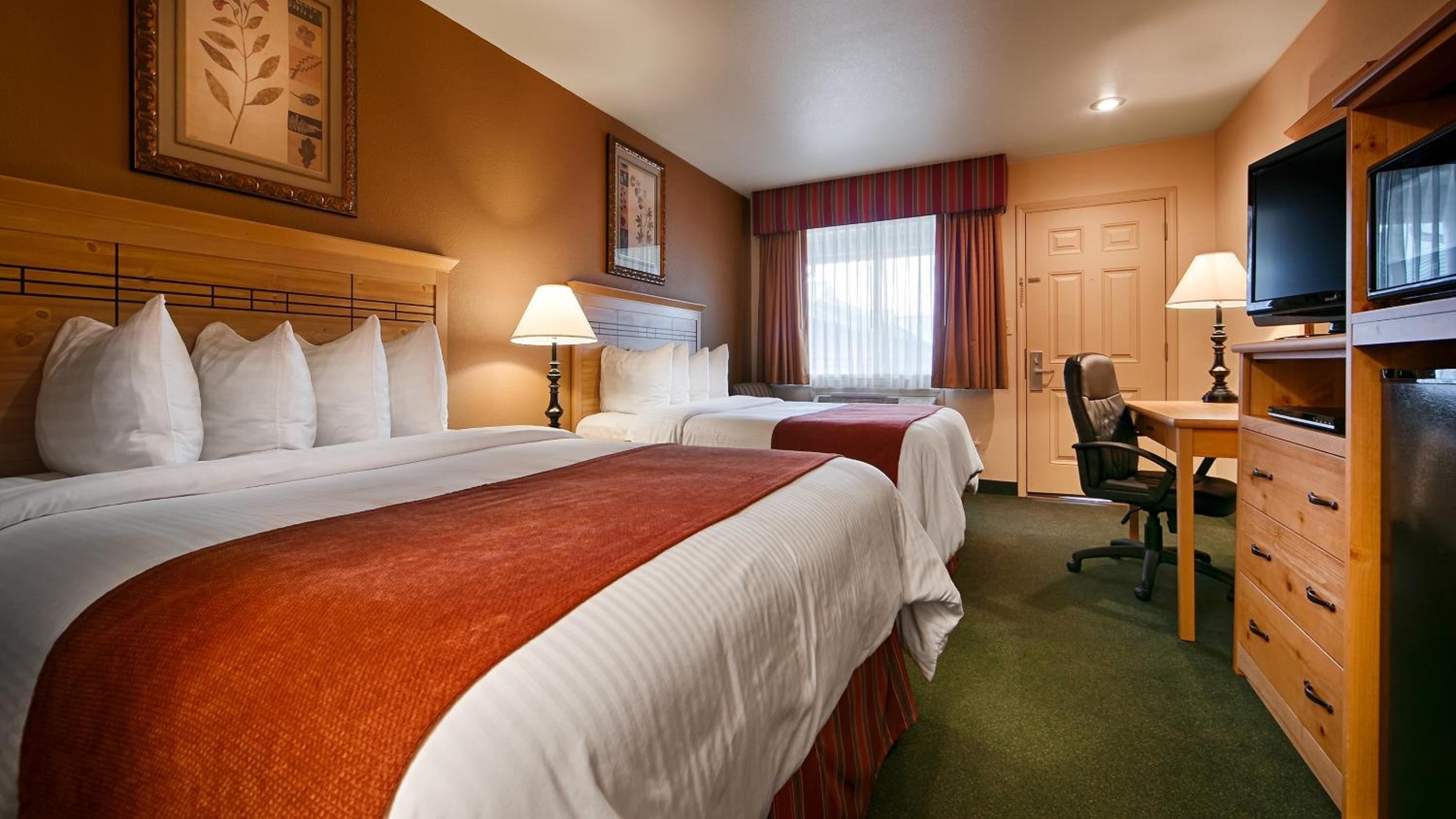 Queen Room with Two Queen Beds and Roll-In Shower - Disability Access/Non-Smoking - Photo 2