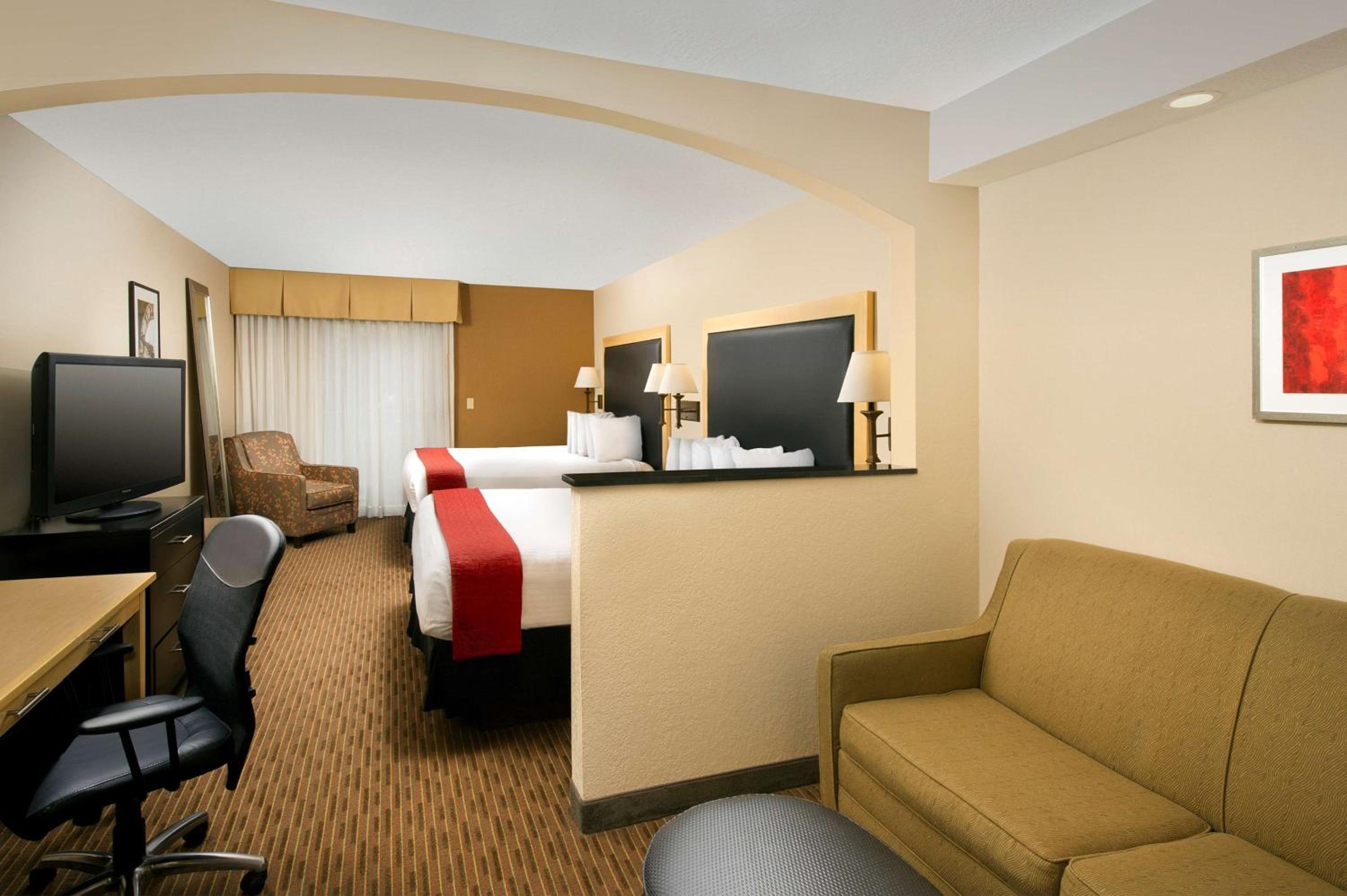 King Suite with Two King Beds - Non-smoking - Photo 1