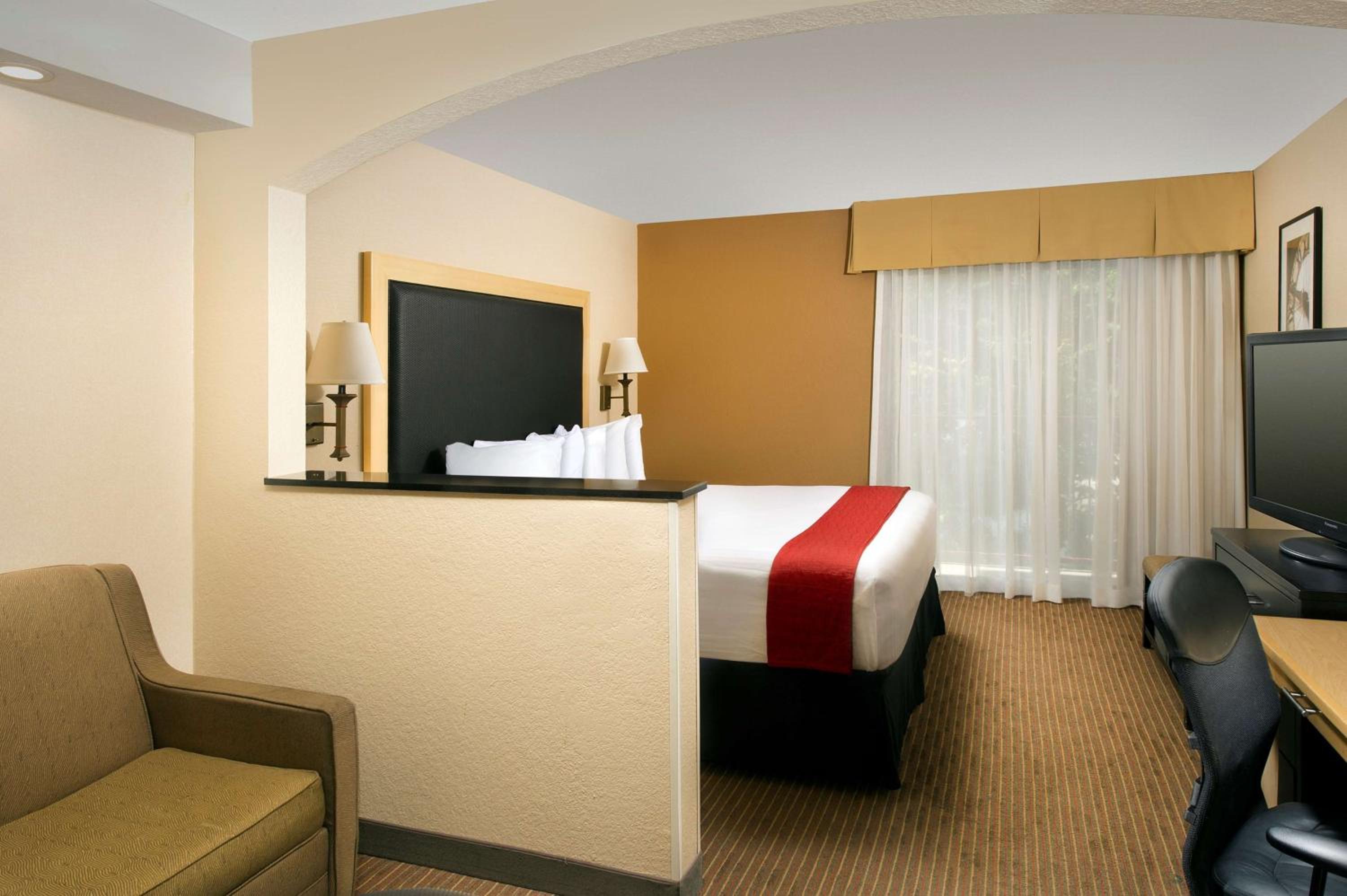 King Suite with Sofa Bed - Non Smoking - Photo 1