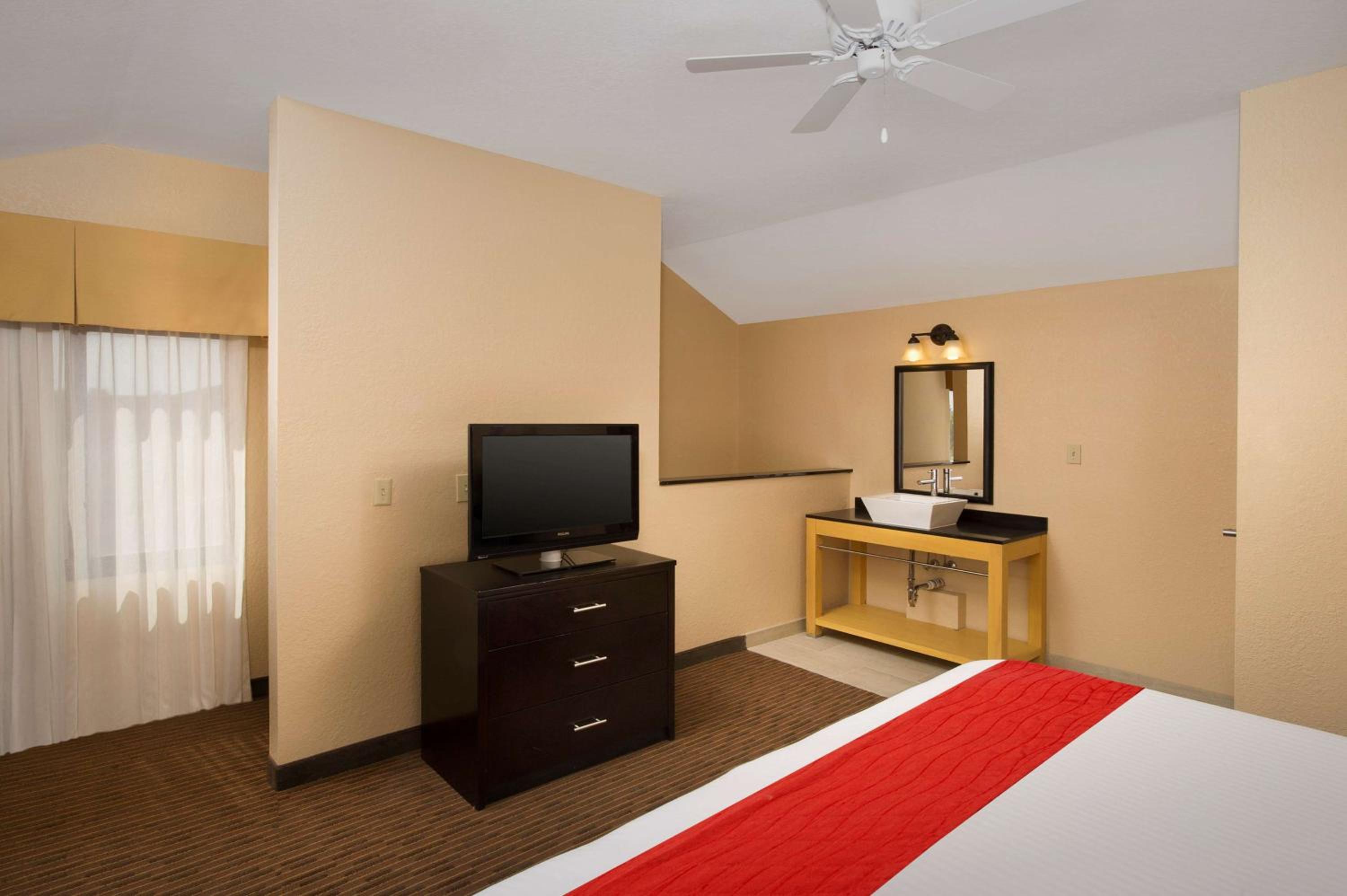 Loft Suite with Two King Beds with Sofa Bed - Non-smoking - Photo 2