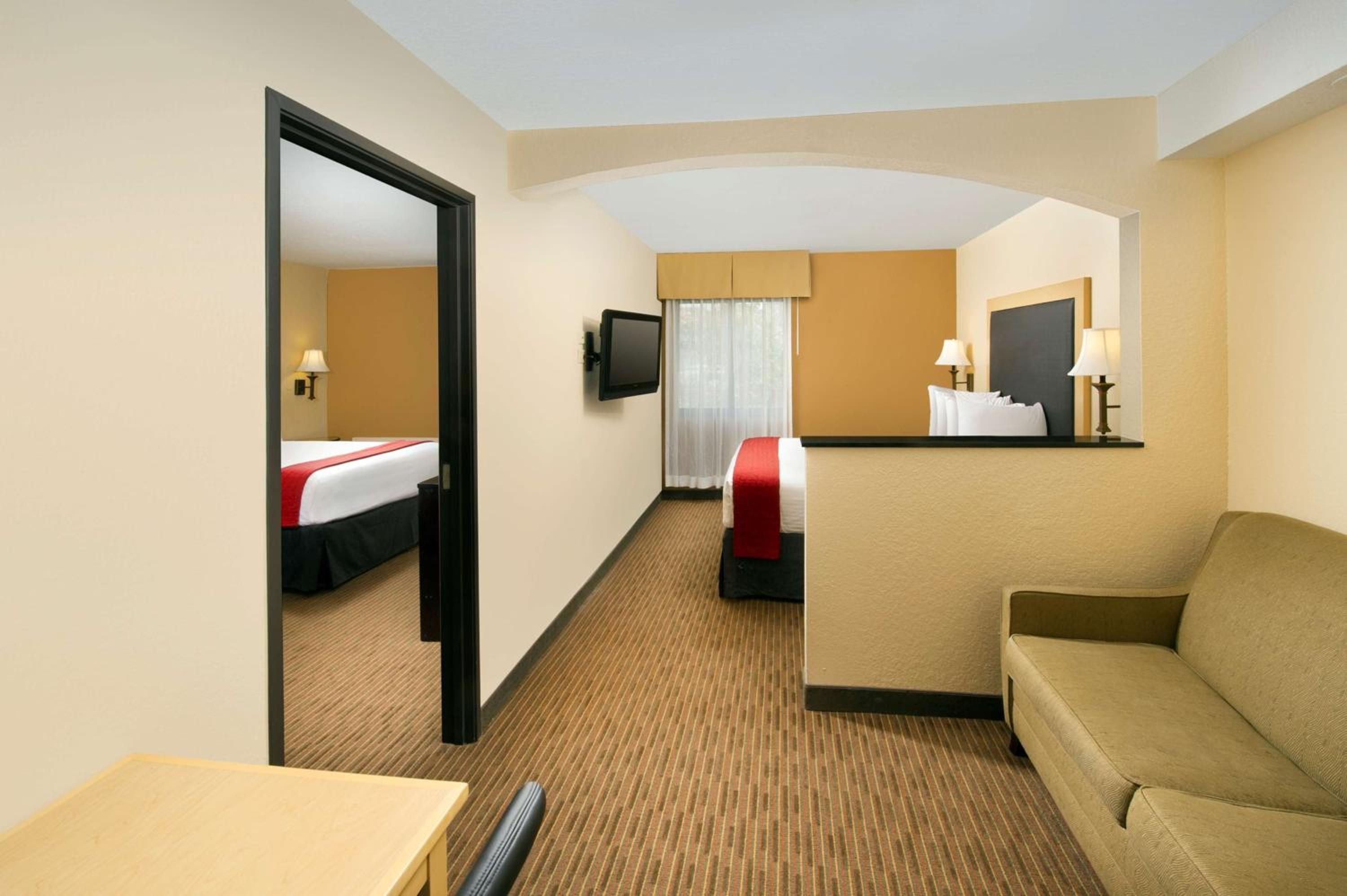 Queen Suite with Three Queen Beds and Sofa Bed - Non Smoking - Photo 2