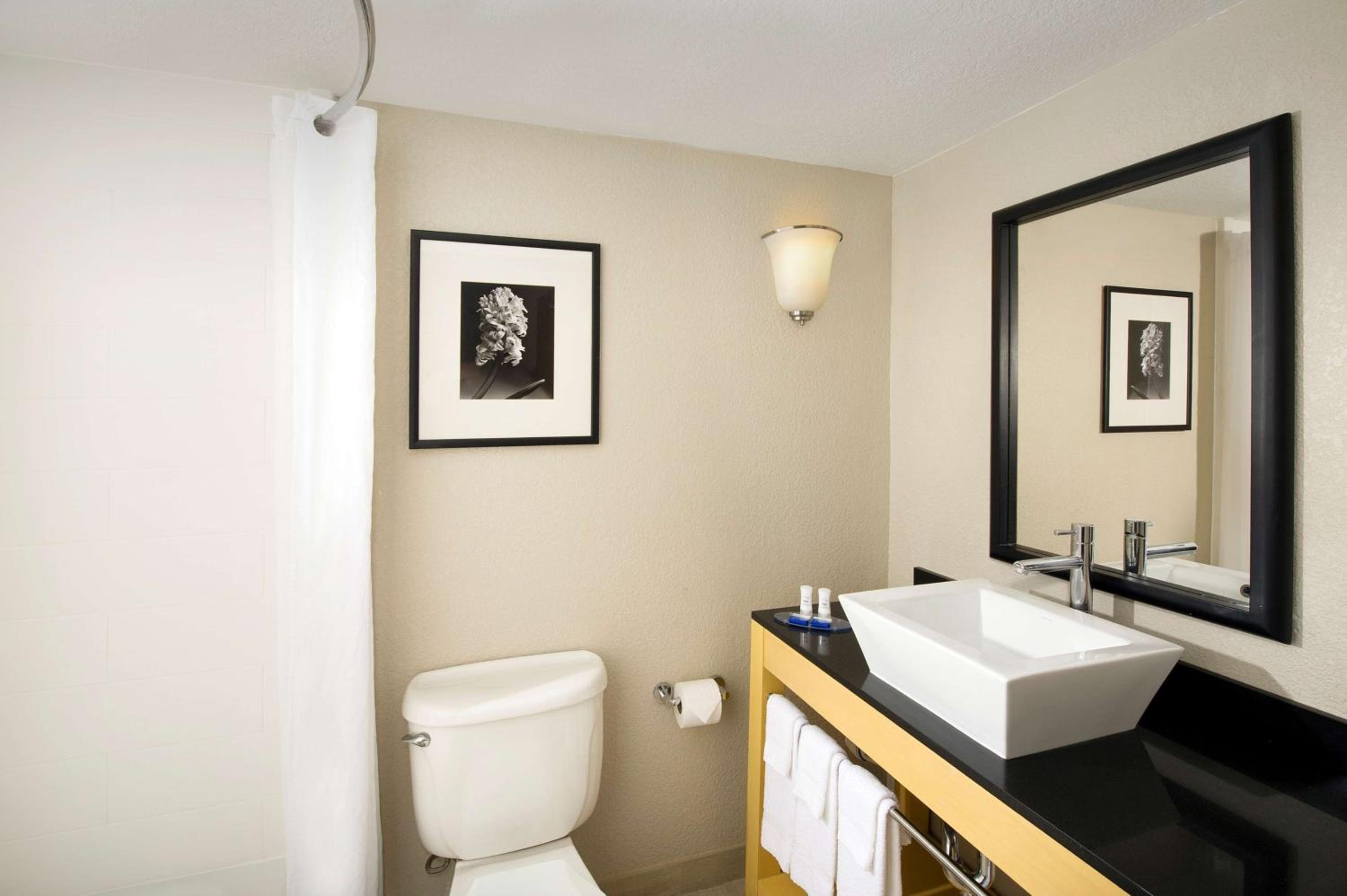 Queen Suite with Three Queen Beds - Non-Smoking - Photo 2